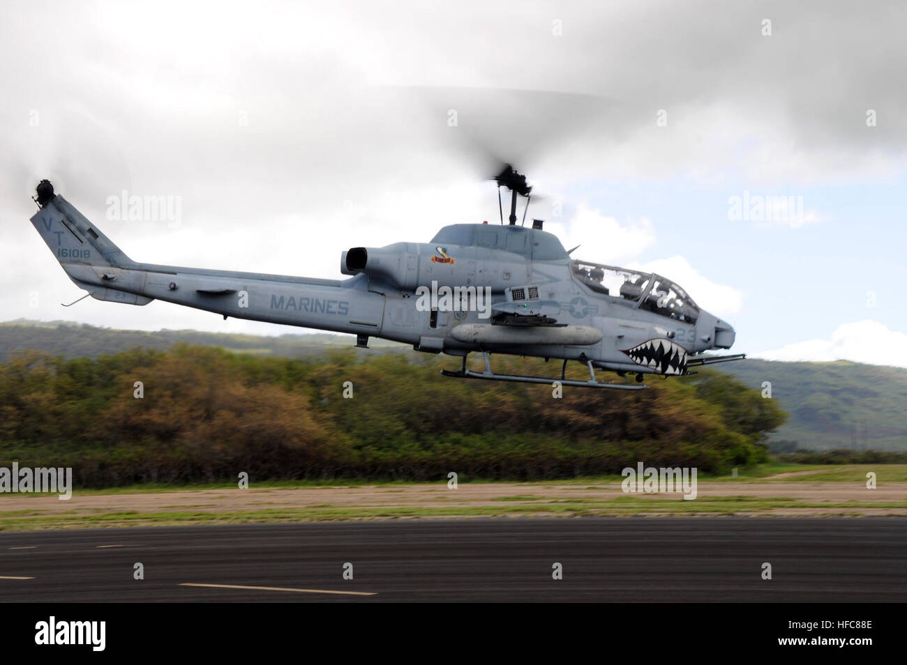 Ein AH-1W Super Cobra von Marine Light Helicopter Squadron (MLHA) 367 startet vom Pacific Missile Range Facility während des Trainings Koa Kai. Koa Kai ist eine halbjährliche Übung in den Gewässern um die hawaiischen Inseln vorzubereiten unabhängige Anwender in vielen Bereichen der Kriegsführung und Schulungen in einer Multi-Schiff-Umgebung konzipiert. (U.S. Navy Photo by Massenkommunikation Spezialist 2. Klasse Mathew J. Diendorf/freigegeben) Koa Kai 14-1 140130-N-GB595-176 Stockfoto