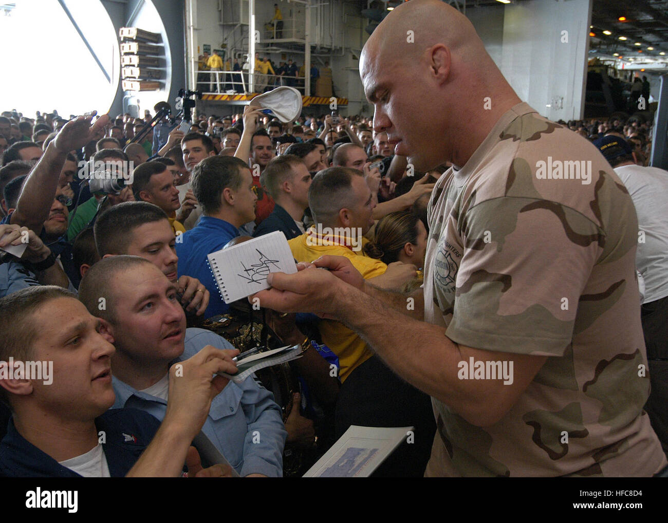 031219-N-9742R-004 auf hoher See an Bord der USS Enterprise (CVN-65) 19. Dezember 2003--Autogramme Professional World Wrestling Entertainment (WWE) Promi Kurt Angle für ShipÕs Besatzungsmitglieder.  Moderiert wurde die Show durch die United Service Organisation (USO) im Hangarbucht man an Bord der nuklearen powered Flugzeugträger und der Vorsitzende der Joint Chiefs Of Staff, General Richard Myers, Schauspieler und Komiker Robin Williams und NASCAR-Fahrer Mike Wallace kennzeichnete.  Enterprise ist im Gange in den Persischen Golf, die Durchführung von Missionen zur Unterstützung der Operation Iraqi Freedom und der anhaltende Krieg gegen den Terrorismus.  US Navy Stockfoto