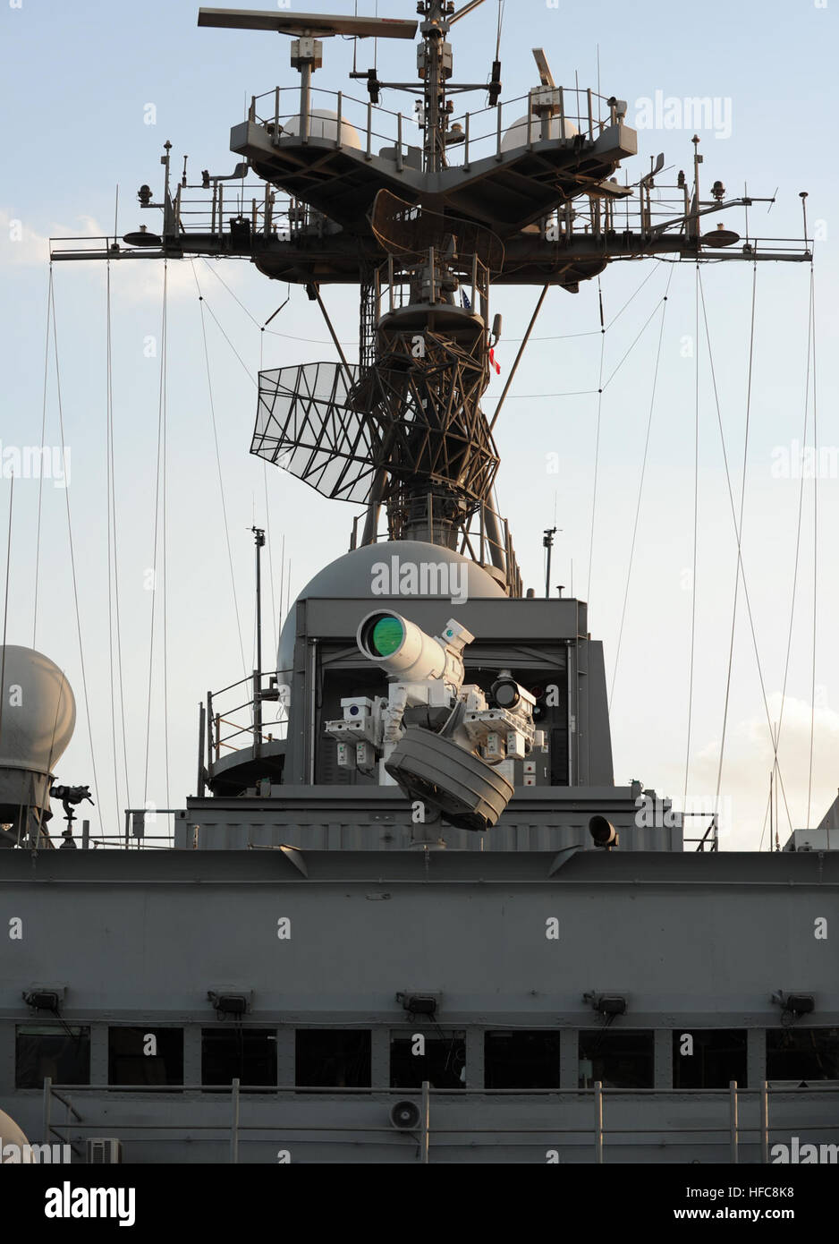 141115-N-PO203-042 arabischen Golf (15. November 2014) The flott vorwärts Inszenierung Base (Interim) USS Ponce (ASB(I) 15) führt eine operative Demonstration des Office of Naval Research ONR-geförderten Laser Weapon System (Gesetze), während auf den arabischen Golf bereitgestellt. (US Navy Foto von John F. Williams/freigegeben) Laser-Waffensystem an Bord USS Ponce (AFSB(I)-15) im November 2014 (04) Stockfoto