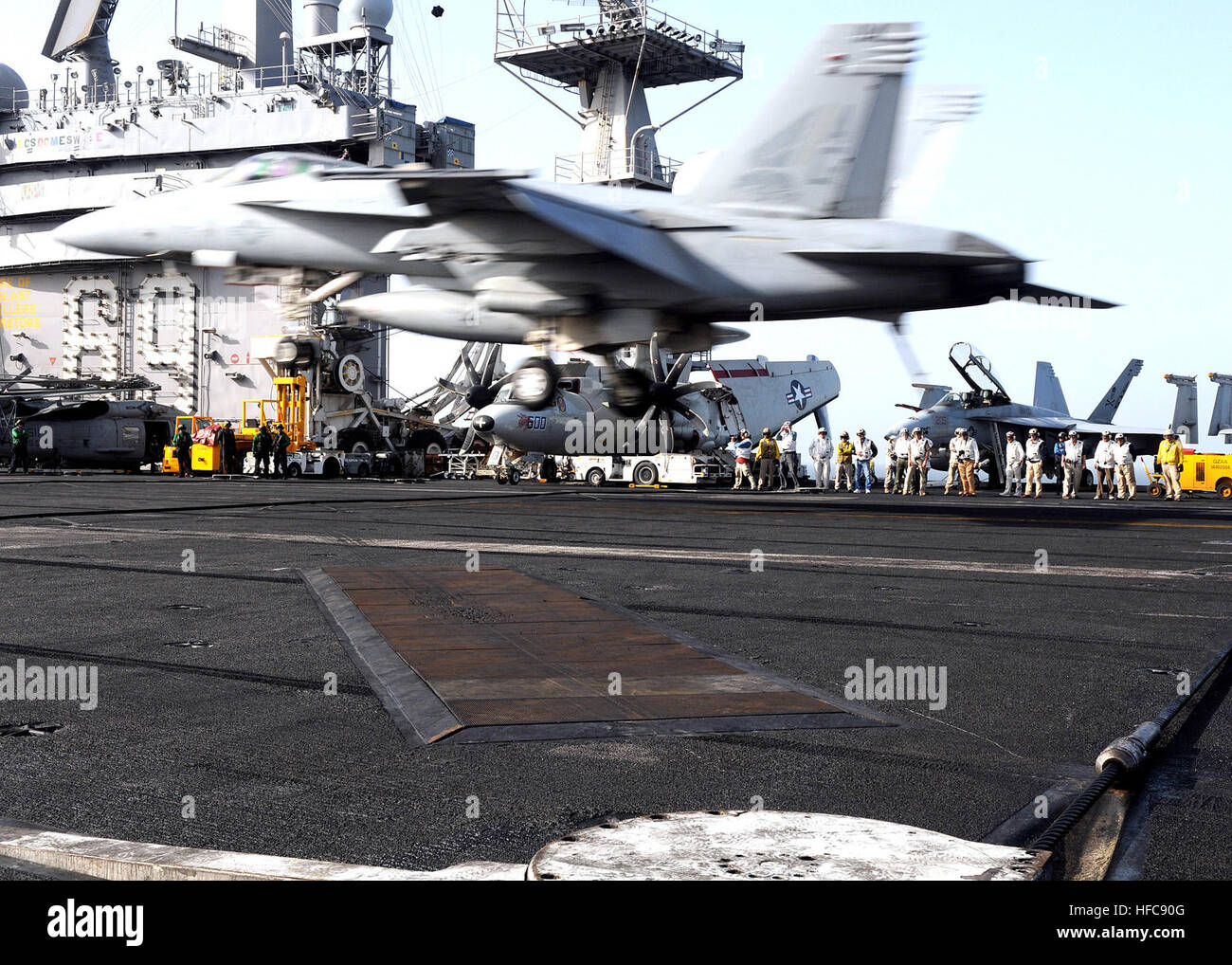 Distinguished Besucher mit der Legends of Aerospace Tour beobachten eine F/A-18E Super Hornet, die Pukin Hunde von Strike Fighter Squadron 143 zugewiesen vorzubereiten, einen fesselnden Draht auf dem Flugdeck der Flugzeugträger der Nimitz-Klasse USS Dwight D. Eisenhower zu fangen. Die Tour wurde gesponsert von Moral Entertainment und vorgestellten Astronauten Neil Armstrong, Jim Lovell, Gene Cernan und Flieger Bob Gilliland und pensionierte Air Force Major General Steve Ritchie. Dwight D. Eisenhower befindet sich auf einer sechsmonatigen Einsatz im Rahmen der laufenden Rotation vorwärts eingesetzt Kräfte zur Unterstützung von Sicherheit im Seeverkehr Operationen. Stockfoto