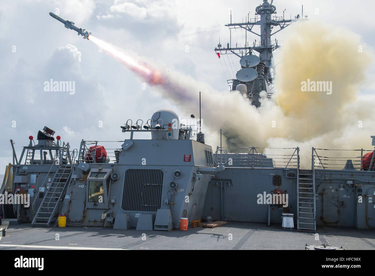 150812-N-XM324-020 Gewässer in der Nähe von GUAM (12. August 2015) die Arleigh-Burke-Klasse geführte Flugkörper Zerstörer USS Fitzgerald (DDG-62) feuert eine Harpoon-Raketen während einer live-Feuer-Drill. Fitzgerald ist auf Patrouille im 7. Flotte Bereich Verantwortung tragende Sicherheit und Stabilität in der Indo-Asien-Pazifik-Region. (Foto: U.S. Navy Mass Communication Specialist 3. Klasse Patrick Dionne/freigegeben) Leben-Brandschutzübung an Bord USS Fitzgerald 150812-N-XM324-020 Stockfoto