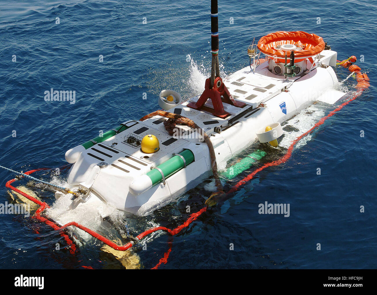 Das Vereinigte Königreich besetzt Tauchpumpe LR5 Rettungsfahrzeug sinkt ins Wasser mit einem Kran aus der finnische Eisbrecher MSV (Multi Service Schiff) FENNICA während der North Atlantic Treaty Organization (NATO) u-Boot entkommen und Rettung (SERS) Übung SORBET ROYAL 2005.  Taucher aus verschiedenen Nationen arbeiten zusammen, um u-Boot während des Trainings im Mittelmeer zu retten. Siebenundzwanzig teilnehmende Nationen, darunter 14 NATO-Staaten testet ihre Fähigkeiten und Interoperabilität. Vier u-Boote mit bis zu 52 Besatzungsmitgliedern an Bord auf der Unterseite des Ozeans, platziert werden zwar wieder Stockfoto
