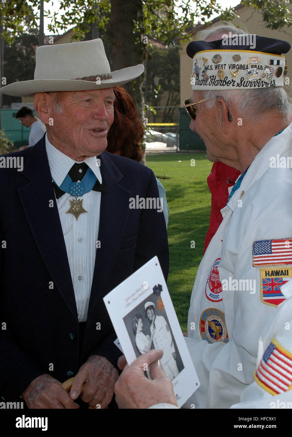 051027-N-1577S-013 San Diego (27. Oktober 2005) - im Ruhestand US Marine Veteran und Pearl Harbor Überlebender, Lt. John W. Finn, links, spricht mit anderen Überlebenden in Pearl Harbor während ein Büro Plaza Widmung Lt. John und Alice Finn in San Diego Naval Training Center (NTC). Im Alter von 96 Jahren ist Lt. Finn die älteste lebende Ehrenmedaille Empfänger. Admiral Chester w. Nimitz verlieh Lt. Finn die Medal Of Honor für seine Taten in Pearl Harbor am 7. Dezember 1941. Während der Einnahme von schweren feindlichen Maschinengewehrfeuer, bemannte Lt. Finn eine.50 Kaliber Maschinengewehr auf einer freiliegenden Fläche von der Fluglinie am Naval Air Station Kaneohe Stockfoto