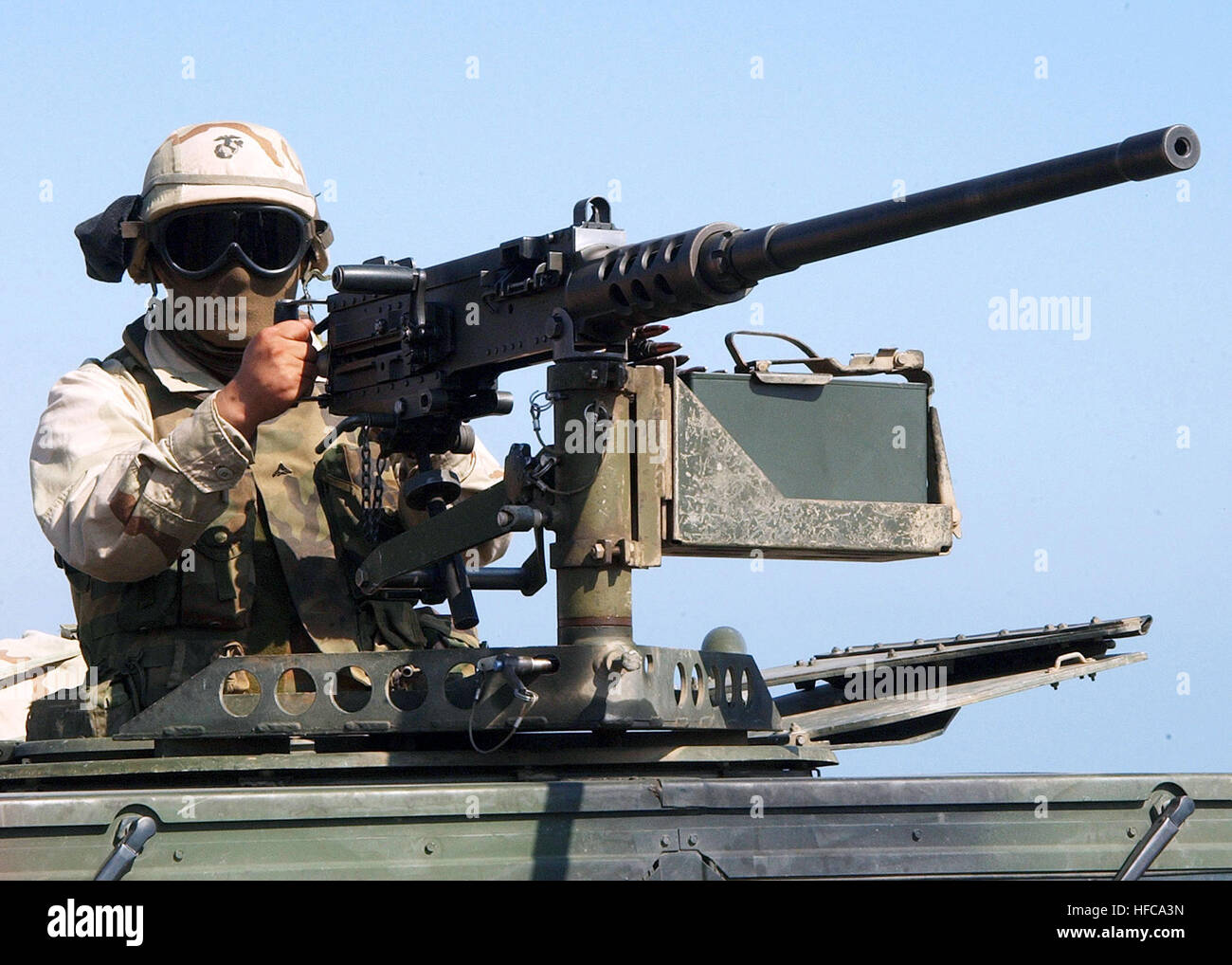 021108-N-4374S-063 - zentrale Befehl AOR - LCpl Paul Rodas zugewiesen 22 Waffen Firma, 24. Marine Expeditionary Unit (spezielle Operationen fähig), mans eine Kaliber.50 Maschinengewehr als Bestandteil der Sicherheitskräfte während einer Übung in der zentralen Befehl Aortendiss  Die 24. MEU ist auf ihrer sechsmonatigen Einsatz zur Unterstützung der Operation Enduring Freedom. Offizielle US-Navy, Foto von PH2(SW) Michael Sandberg; Kampf gegen Kamera, Atlantik-Flotte. Foto zur Veröffentlichung von CDR Jeff Alderson, NAVCENT gelöscht / 5. Flotte PAO. M2 - 24. MEU Stockfoto