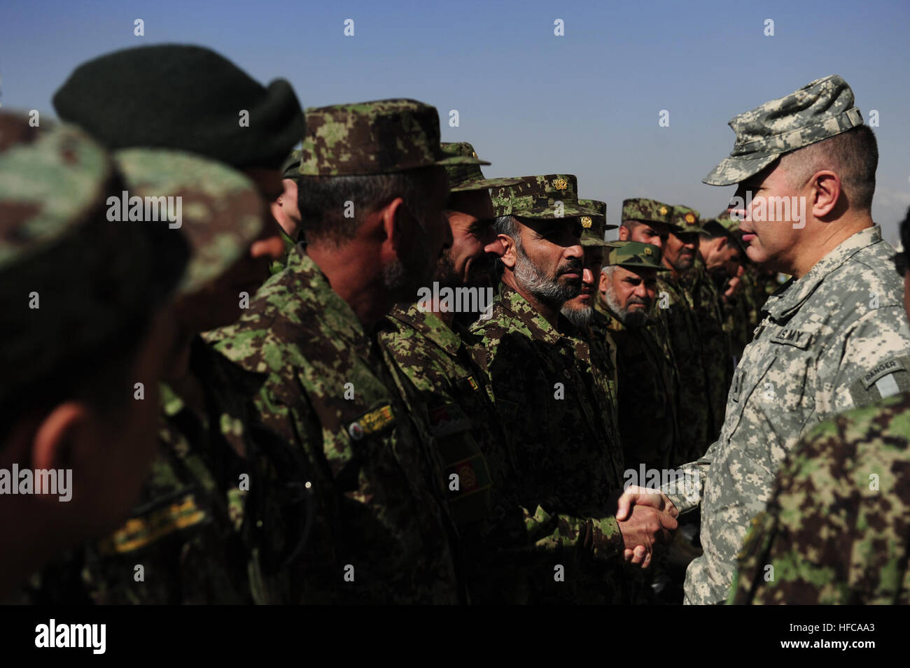 Generalmajor Gary S. Patton, stellvertretender Kommandant General-u.s. Army NATO Training Mission - Afghanistan grüßt Afghan National Army Signal School Instruktoren in Kabul Military Training Center - Afghanistan. Patton sprach über die Wichtigkeit der Schule in einer kurzen Ansprache den Dozenten. "Gestern sprach ich mit jedem Korps-Kommandeur in der ANA und alle waren sich einig, wir brauchen mehr Signal-Spezialisten", sagte Patton. "Eine Armee im Krieg muss sich verständigen können." Generalmajor Gary Patton Touren Kabul Military Training Center 386866 Stockfoto