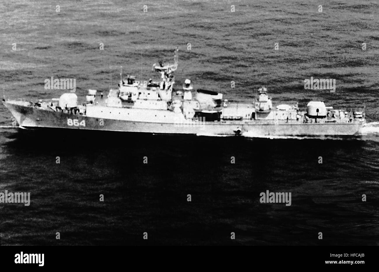 Luftbild Hafen Strahlen Blick auf eine sowjetische Koni-Klasse Fregatte im Gange.  "Sowjetische militärischer Macht", 1983, Seite 89 Mariel1983 Stockfoto