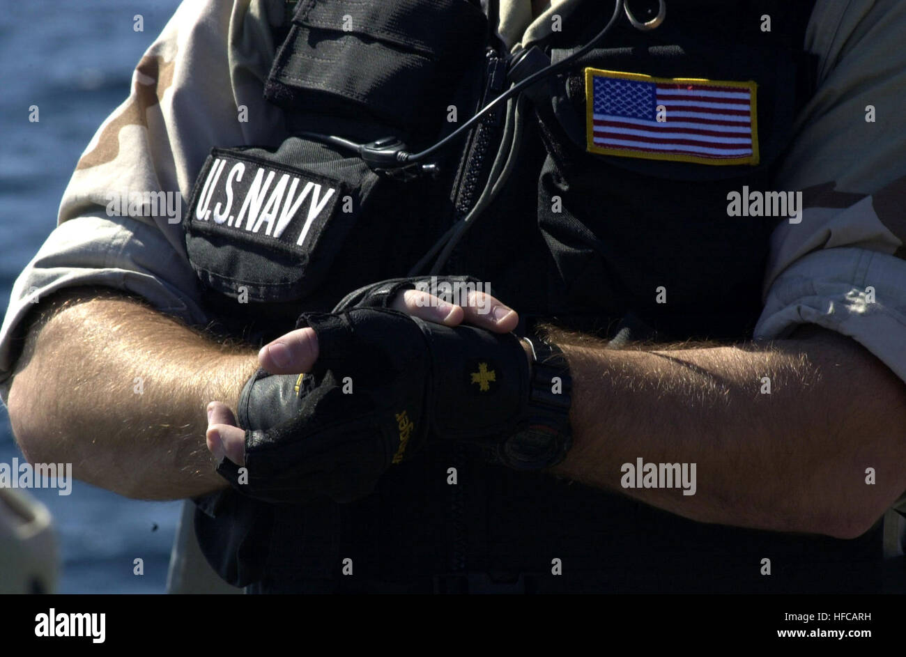 020115-N-6520M-004 auf hoher See rüstet an Bord USS Lake Champlain (CG-57) 15. Januar 2002--Mitglied des Schiffes Boarding Such- und Beschlagnahme (VBS) Teams aus an Bord USS Lake Champlain sich vor der Durchführung einer Suche nach einem Handelsschiff.  Maritime abfangen Operationen (MIO) erfolgen durch die US-Navy in Zusammenarbeit mit Koalition Schiffe zur Unterstützung der Operation Enduring Freedom.  US Navy Foto vom Fotografen Paaren 1. Klasse Greg Messier.  (Freigegeben) 020115-N-6520M-004 VBSS Teammitglied Stockfoto
