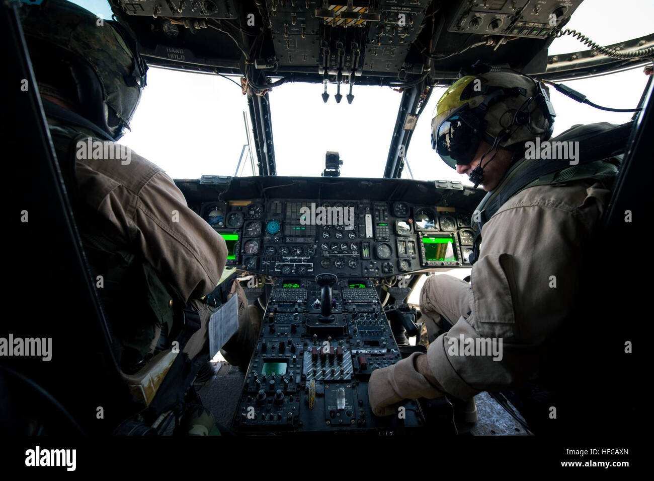 Generalmajor Richard Bogin, der Ablösung Offizier-in-Charge für die "Condors" der Marine schwere Hubschrauber Geschwader 464, eingesetzt, um Camp Lemonier, Dschibuti, führt eine Überprüfung der Ausrüstung während des Fluges auf eine CH-53E Super Stallion während Räumen Landung Ausbildungsmission Okt. 2.  Während der Mission das HMH-464-Team landete bei Lake Assal, der tiefste Punkt auf dem afrikanischen Kontinent sowie eines das salzigste Gewässer auf der Erde. Marine schwere Hubschrauber Geschwader 464 in Aktion 208544 Stockfoto