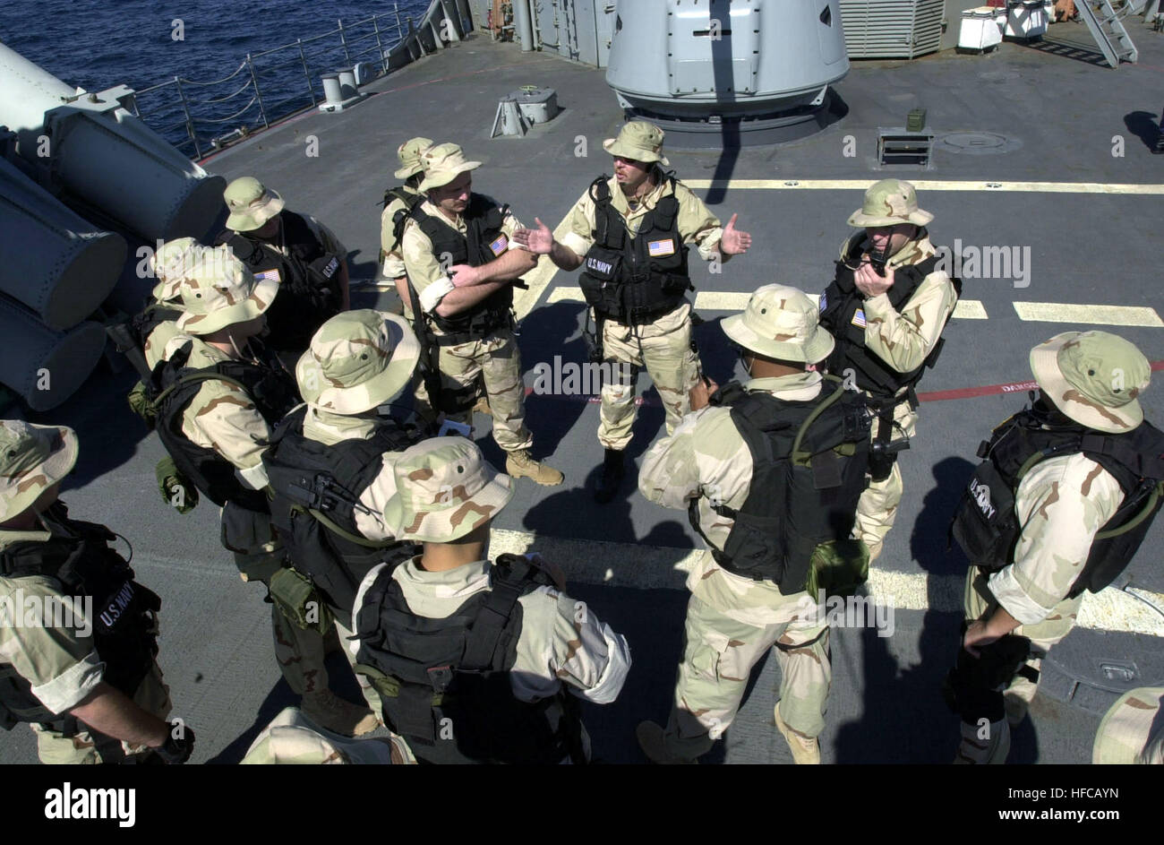 020115-N-6520M-006 auf hoher See an Bord USS Lake Champlain (CG-57) 15. Januar 2002 - der Führer des Schiffes Boarding Suche und Beschlagnahme (VBS) gibt Team aus an Bord USS Lake Champlain Betrieb Briefing vor der Durchführung einer Suche nach einem Handelsschiff.  Maritime abfangen Operationen (MIO) erfolgen durch die US-Navy in Zusammenarbeit mit Koalition Schiffe zur Unterstützung der Operation Enduring Freedom.  US Navy Foto vom Fotografen Paaren 1. Klasse Greg Messier.  020115-N-6520M-006 Marine VBSS Team freigegeben) Stockfoto
