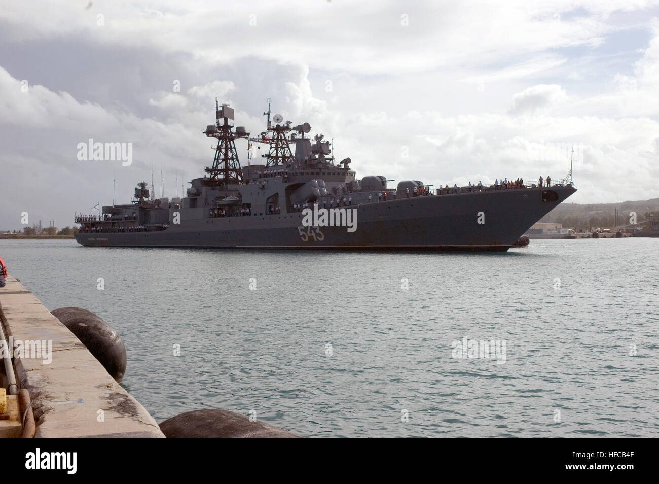 060327-N-9167V-020 Apra Hafen, Guam (27. März 2006) Ð der russischen Federated Marine Schiff (RFN) Marschall Shaposhnikov, navigiert durch Apra Harbor. Schaposchnikow ist einer der vier RFN Schiffe und zwei US Navy-Schiffe, die im Vorbeigehen Übung (PASSEX) 2006, vor der Küste von Guam teilgenommen. PASSEX ist eine Übung zur Steigerung der Interoperabilität zwischen den zwei Flotten und gleichzeitig die starke kooperative Beziehung zwischen Russland und den Vereinigten Staaten. Foto: U.S. Navy PhotographerÕs Mate 2. Klasse Edward N. Vasquez (frei) MarshalShaposhnikov2006ApraHarbor Stockfoto