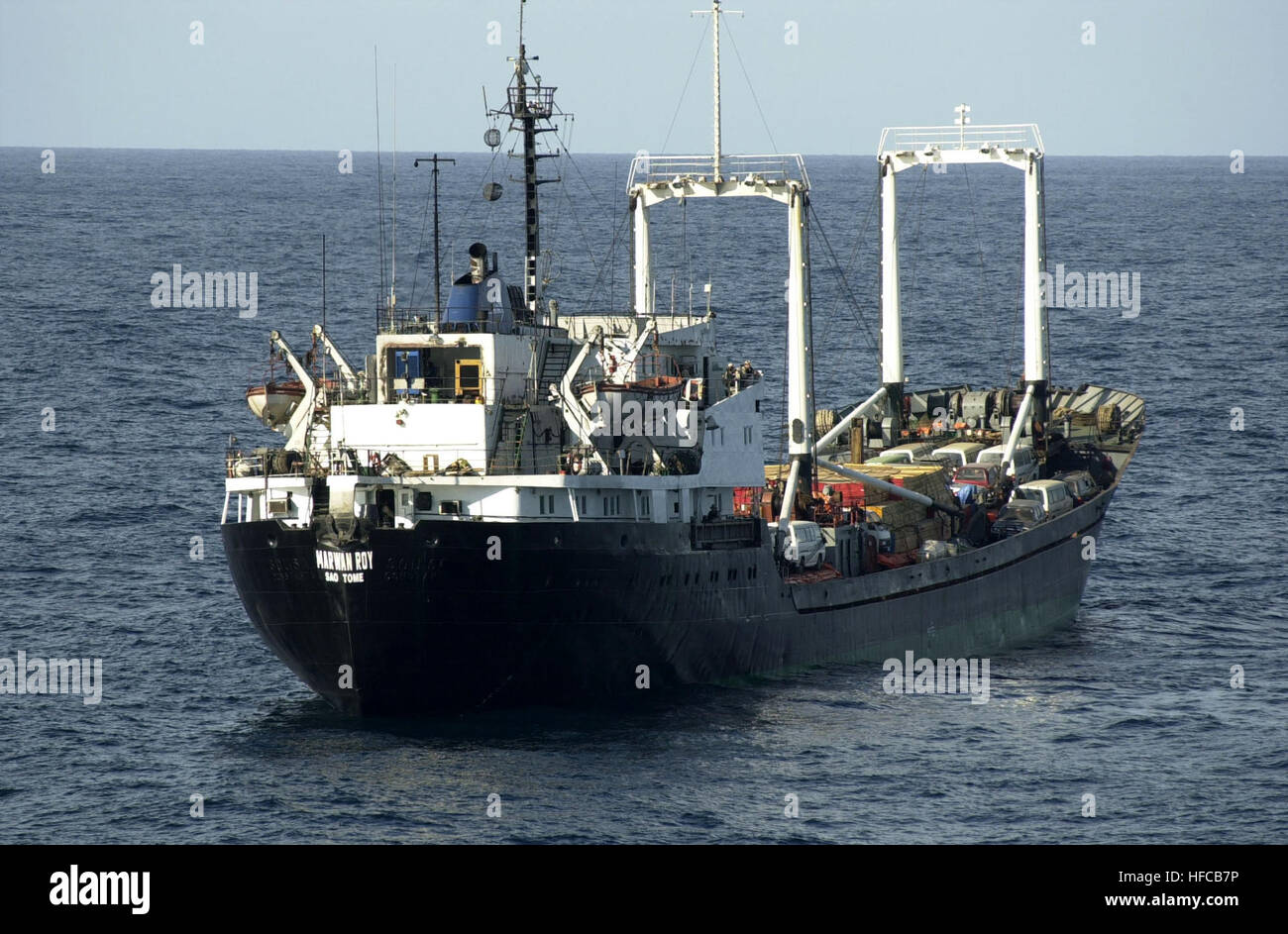 020115-N-6520M-013 auf hoher See an Bord USS Lake Champlain (CG-57) 15. Januar 2002--wartet ein Handelsschiff während ein Schiff Boarding Such- und Beschlagnahme (VBS) Team an Bord USS Lake Champlain sucht nach Schmuggelware.  Maritime abfangen Operationen (MIO) erfolgen durch die US-Navy in Zusammenarbeit mit Koalition Schiffe zur Unterstützung der Operation Enduring Freedom.  US Navy Foto vom Fotografen Paaren 1. Klasse Greg Messier.  020115-N-6520M-013 Marine VBSS Team freigegeben) Stockfoto