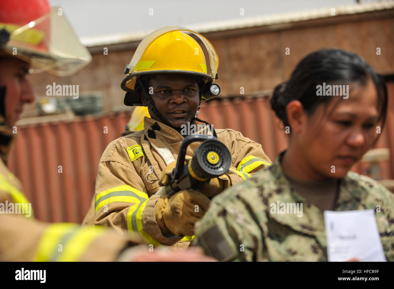 Camp Lemonnier Feuer- und Rettungsdienste führen eine Massentraining durch, um das Personal in der Reaktion auf einen simulierten Angriff mit chemischen Nervenmitteln zu Schulen. Stockfoto