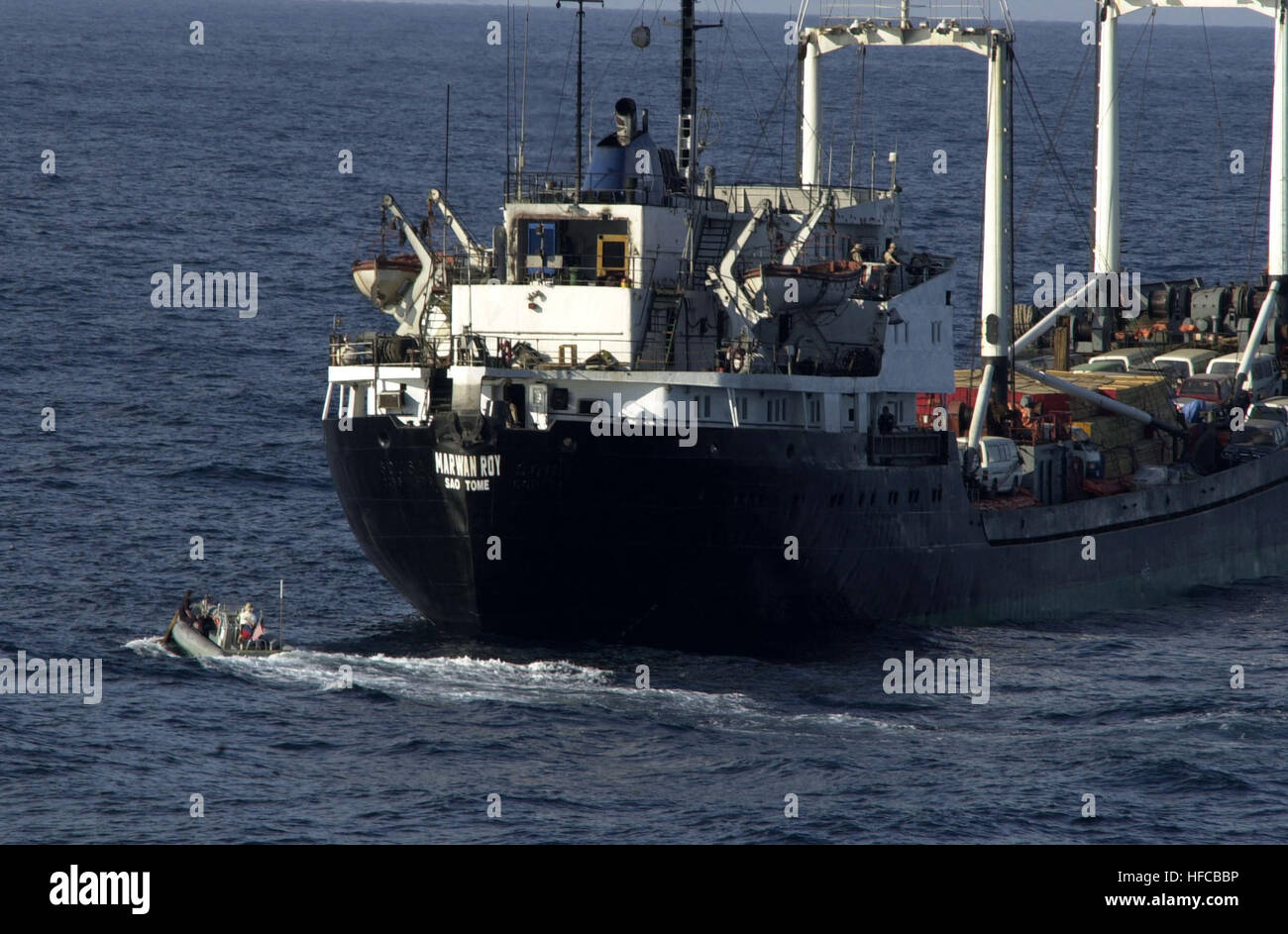 020115-N-6520 M-015 auf hoher See an Bord USS Lake Champlain (CG 57) 15. Januar 2002--das kleine Boot Steuermann Manöver der starren Rumpf aufblasbaren Boot (RHIB) an den Piloten Leiter zu holen, die Schiff-Boarding-Suche und Beschlagnahme (VBS) team aus das Handelsschiff, es hat nur inspiziert, und bringen sie zurück zu USS Lake Champlain.  Maritime abfangen Operationen (MIO) erfolgen durch die US-Navy in Zusammenarbeit mit Koalition Schiffe zur Unterstützung der Operation Enduring Freedom.  US Navy Foto vom Fotografen Paaren 1. Klasse Greg Messier.  020115-N-6520M-015 Marine VBSS Team freigegeben) Stockfoto