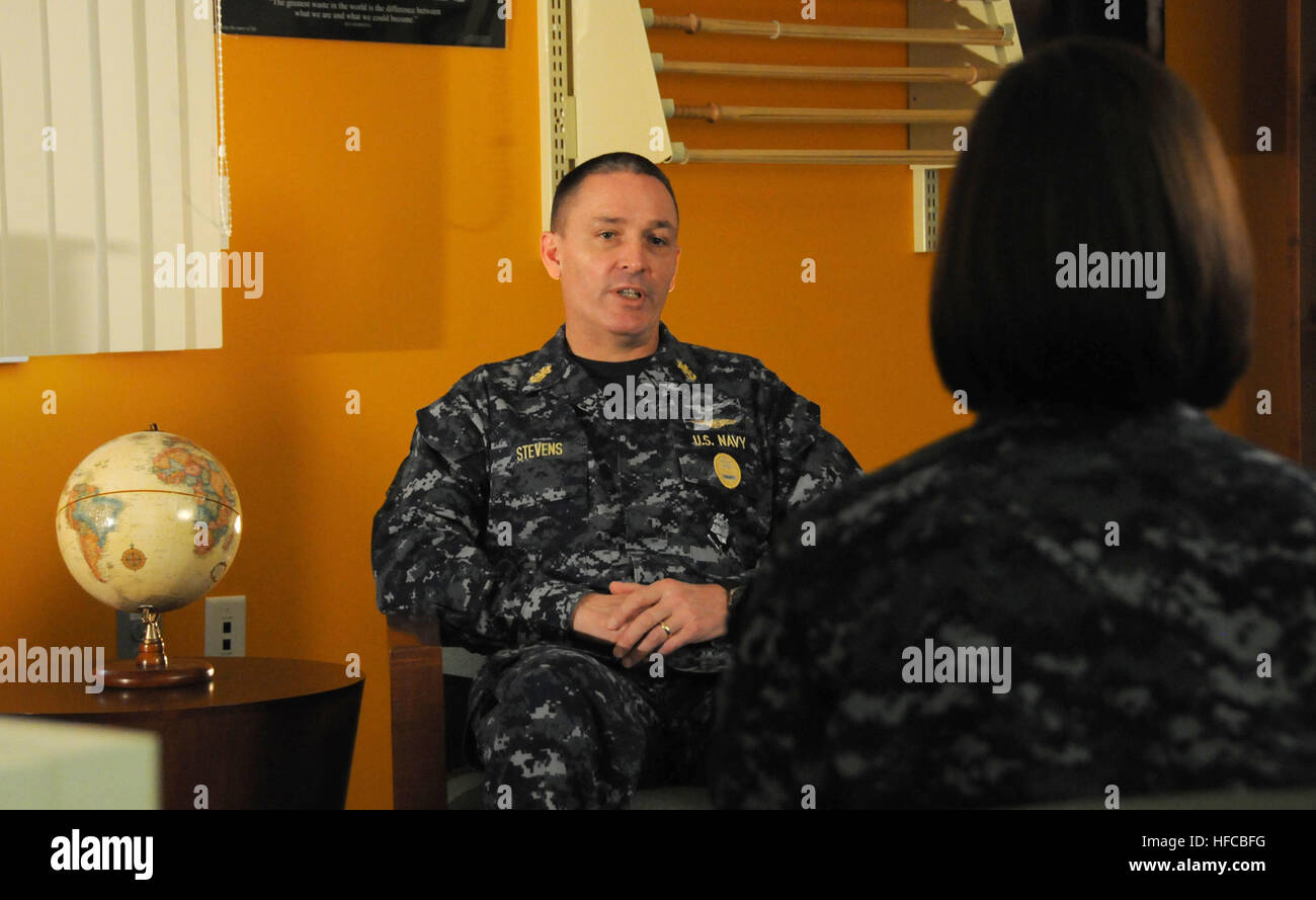 150325-N-VJ282-003 NAVAL STATION ROTA, Spanien (25. März 2015) – Master Chief Petty Officer des Marine (INTERNIERUNGSLAGER) Mike Stevens führt ein Interview mit AFN Rota während seines Besuchs in Naval Station Rota. Stevens besucht Naval Station Rota März 23 und 24 im Rahmen eines Besuchs in Navy Basen in der Region Europa, Afrika, Südwesten Asien, Fragen beantworten und Segler Bedenken zu hören. (Foto: U.S. Navy Mass Communication Specialist 1. Klasse Brian Dietrick/freigegeben) INTERNIERUNGSLAGER besucht Spanien 150325-N-VJ282-003 Stockfoto