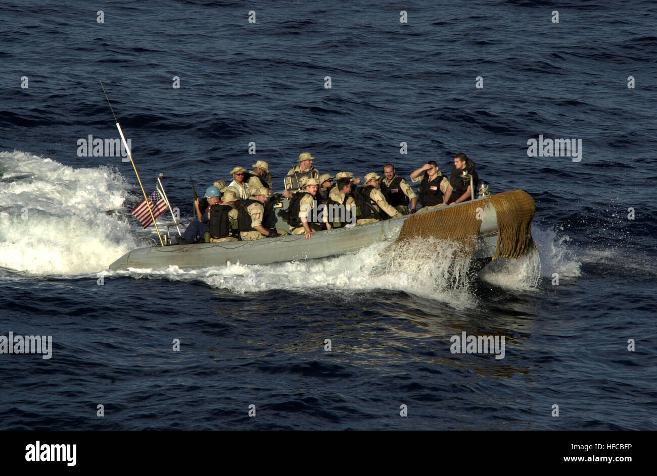 020115-N-6520M-016 auf hoher See an Bord USS Lake Champlain (CG-57) 15. Januar 2002--kehrt The Vessel Boarding Such- und Beschlagnahme (VBS) in USS Lake Champlain nach Abschluss einer Prüfung von einem Handelsschiff.  Maritime abfangen Operationen (MIO) erfolgen durch die US-Navy in Zusammenarbeit mit Koalition Schiffe zur Unterstützung der Operation Enduring Freedom.  US Navy Foto vom Fotografen Paaren 1. Klasse Greg Messier.  020115-N-6520M-016 Marine RHIB Boot freigegeben) Stockfoto