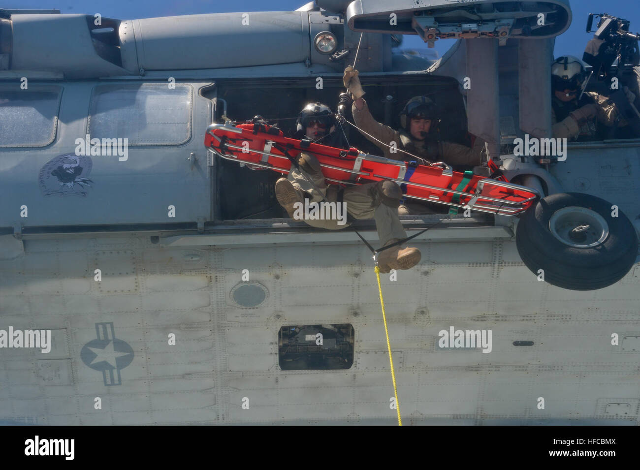 Naval Air Besatzungsmitglieder, Hubschrauber Meer bekämpfen-Geschwader 26, zugewiesen steigen aus einem MH-60 Seahawk Hubschrauber zu einem Fließgewässer Befehl Boot, Commander Task Group 56,7, während eine Unfall-Evakuierung und Hebezeug Erholung Training Evolution zugeordnet. Riverine Befehl Boote bieten eine Plattform, Multi-mission für die USA 5. Flotte Aufgabengebiet durch die Fokussierung auf maritimer Sicherheitsoperationen sowie maritime Infrastruktur Schutz und Theater Zusammenarbeit Sicherheitsbemühungen und offensiven Kampfhandlungen Verhalten. (Foto: U.S. Navy Mass Communication Specialist 2. Klasse Taylor M. Smith/freigegeben Stockfoto