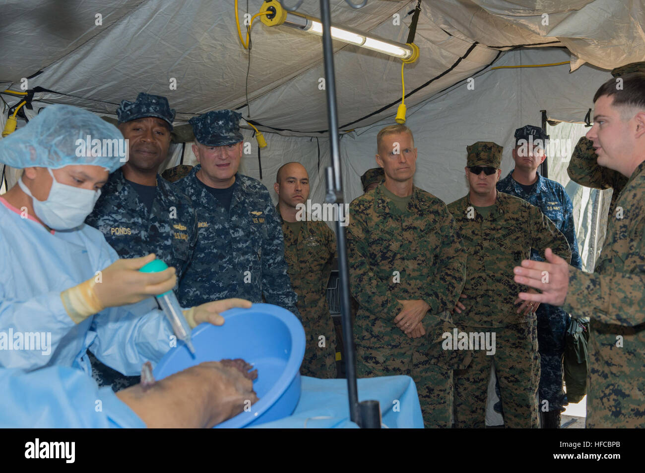 131120-N-KL846-059 CAMP PENDLETON, Kalifornien (20. November 2013) Rear Admiral Frank Teiche, Kommandant der Expeditionary Strike Group 3, Rear Admiral Joseph W. Kuzmick, Kommandant der Strike Force Training Pacific und Major General Carl E. Mundy III, Kommandierender general des 1. Marine Expeditionary Brigade, Tour ein vorwärts wiederbelebende op-System während eines simulierten Antwort Szenario in Camp Pendleton. Matrosen und Marinesoldaten auf Camp Pendleton veranstaltete eine Schnuppertour für leitenden Beamten des Landes Marinedienst Krieg kämpfen Team hervorheben. (Foto: U.S. Navy Mass Communication Specialist 3. Cla Stockfoto