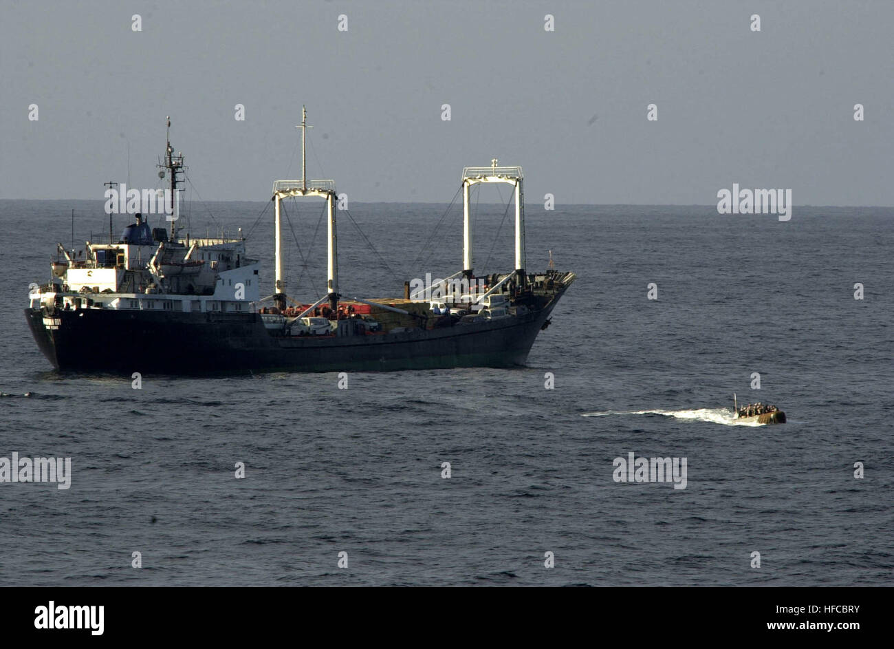 020115-N-6520M-018 auf hoher See an Bord USS Lake Champlain (CG-57) 15. Januar 2002--The Vessel Boarding Such- und Beschlagnahme (VBS) kehrt Team in USS Lake Champlain von einem Handelsschiff, das es nur geprüft hat.  Maritime abfangen Operationen (MIO) erfolgen durch die US-Navy in Zusammenarbeit mit Koalition Schiffe zur Unterstützung der Operation Enduring Freedom.  US Navy Foto vom Fotografen Paaren 1. Klasse Greg Messier.  020115-N-6520M-018 Marine VBSS Team freigegeben) Stockfoto