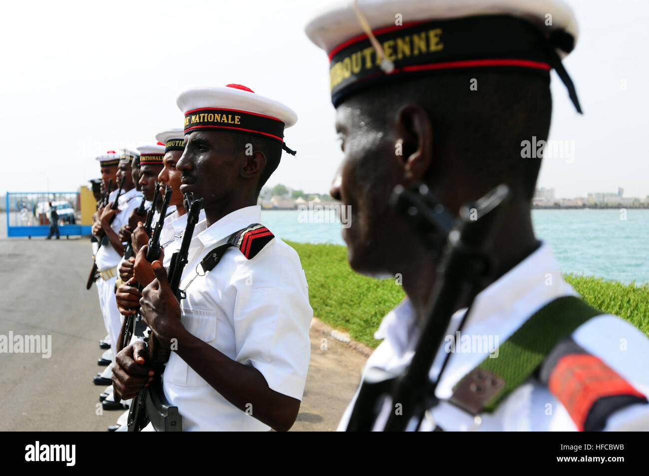 090730-N-2420K-015 Dschibuti (30. Juli 2009) Mitglieder der militärischen Form Djiboutian rangiert vor der Ankunft der General William "Kip" Ward, Commander, US Africa Command, am Port de Djibouti. Ward war in Dschibuti, die Einrichtung von Sicherheitskräften US militärische Hafen zu besuchen und sich mit Soldat innen zugewiesen, kombiniert Joint Task Force-Horn von Afrika treffen. (Foto: U.S. Navy Mass Communication Specialist 1. Klasse Jonathan Kulp/freigegeben) Mitglieder des Militärs Djiboutian Stockfoto