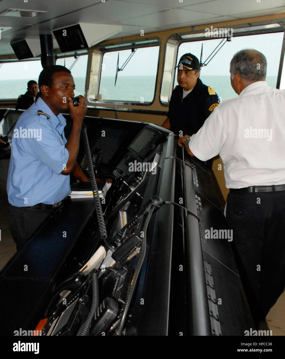 Hafen von BELIZE, Belize, (17. Juni 2015) Mark Rodriguez, Flugschüler aus der Hafen von Belize, fordert Informationen für Executive Officer Lt. CMdR Hugo Bautista auf der mexikanischen Marine Schiff Independencia, wie es nur im Gange zur Teilnahme an maritimen Trainingsbetrieb während Tradewinds 2015 Phase zwei geht. Die kombinierte, gemeinsame US Southern Command geförderte Übung stärkt die Kapazität der karibischen Staaten, um gegen die grenzüberschreitende organisierte Kriminalität, Naturkatastrophen und humanitären Krisen zu reagieren. (Foto: U.S. Navy Mass Communications Specialist 1. Klasse Christian Eskelund/freigegeben) M Stockfoto