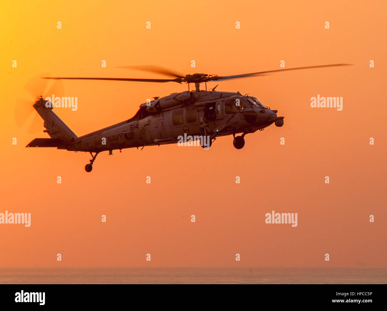 Ein MH-60 Seahawk Hubschrauber aus der Red Lions der Hubschrauber Meer bekämpfen Squadron (HSC) 15 fliegt wie die Flugzeugträger der Nimitz-Klasse USS Carl Vinson (CVN-70) Flugbetrieb in den USA führt 5. Flotte Tätigkeitsbereich Unterstützung Betrieb innewohnende zu beheben. Die Carl Vinson Carrier Strike Group ist derzeit im Einsatz auf den Bereich Unterstützung von maritimer Sicherheitsoperationen, Streik Operationen im Irak und in Syrien bestimmungsmäßige und Sicherheitsbemühungen Zusammenarbeit Theater in der 5. Flotte Aortendiss (Foto: U.S. Navy Mass Communication Specialist 2. Klasse John Philip Wagner Jr./freigegeben) MH-60 Seahawk fl Stockfoto