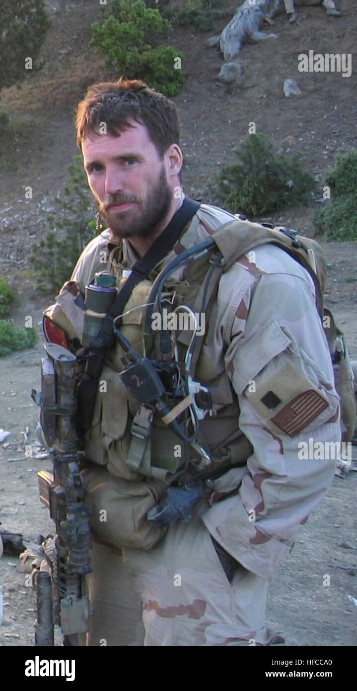 050628-N-0000 X-002 Navy Datei Foto Siegel Lt. Michael P. Murphy von Patchogue, New York Murphy wurde von feindlichen Truppen während einer Aufklärungsmission, Operation Red Wing, 28. Juni 2005, beim Vierer-Teams die Aufgabe, bei der Suche nach einem Schlüssel Taliban-Führer in den bergigen Gegenden in der Nähe von Asadabad, Afghanistan getötet. Das Team kam unter Feuer von einer viel größeren feindlichen Streitmacht mit überlegenen taktischen Position. Murphy wissentlich verließ seine Position der Abdeckung, um ein klares Signal zur Kommunikation mit seinem Hauptquartier zu bekommen und wurde tödlich verwundet, während sich auf feindlichem Beschuss auszusetzen. Während erschossen und Stockfoto