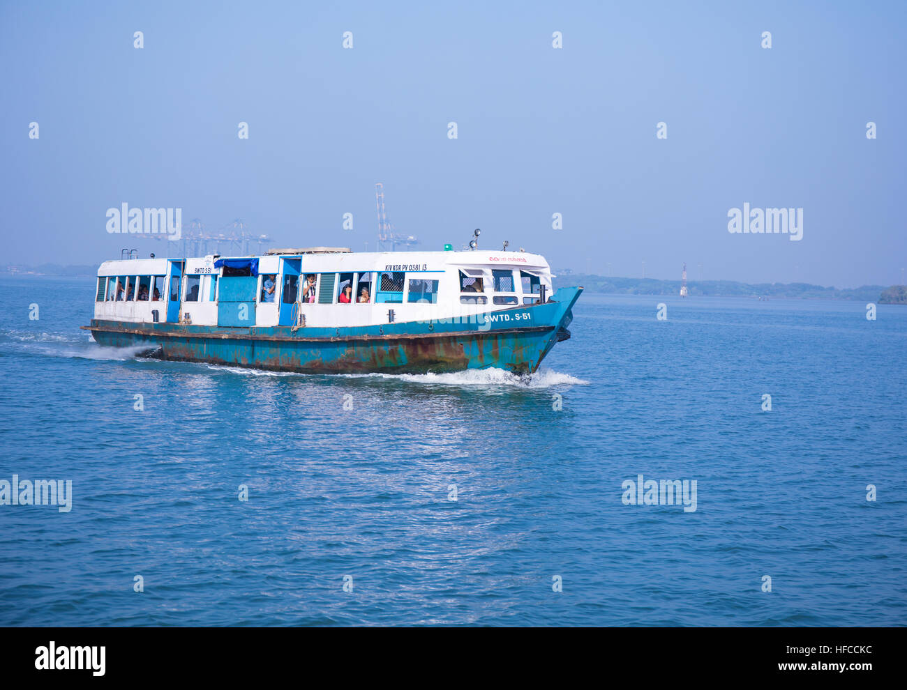 Blaue Fähre Schiff in Kochin Indien Stockfoto