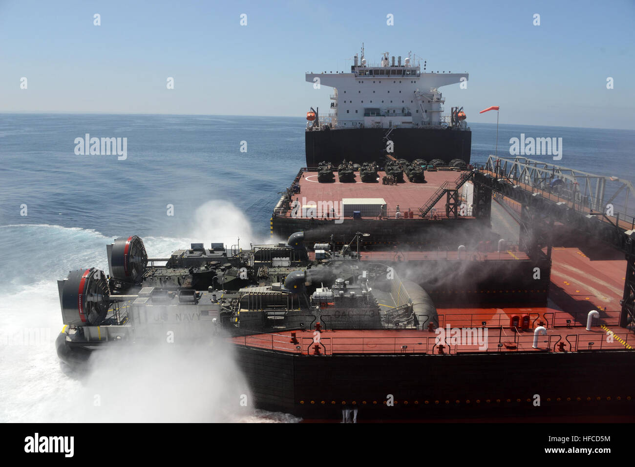 Ein Landungsboot Luftkissen (STERNS) zugewiesen, Assault Craft Einheit (ACU) 5 transportiert Marine Corps Amphibious Assault Fahrzeuge zum Mobile Landing Platform Schiff USNS Montford Point (MLP-1) im Rahmen einer Demonstration amphibische Operationen, während der Rand des Pazifik (RIMPAC) Übung 2014 vor der Küste von Camp Pendleton, Kalifornien zwanzig - zwei Nationen, mehr als 40 Schiffe und u-Boote, etwa 200 Flugzeuge und 25.000 Mitarbeiter beteiligen sich an der Übung RIMPAC vom 26. Juni bis Aug. 1 , in und um die Inseln von Hawaii und Südkalifornien. Die weltweit größte internationale maritime Übung, RI Stockfoto