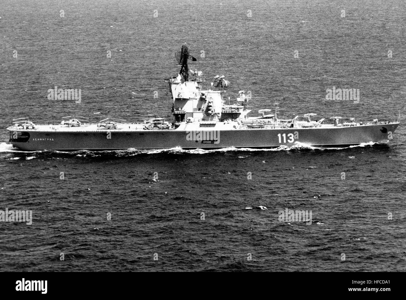 Aerial Steuerbord breite Sicht auf die sowjetische Moskva Lenkflugkörper Luftfahrt Kreuzer Klasse LENINGRAD im Gange. Moskwa-Klasse Helecopter Träger Stockfoto