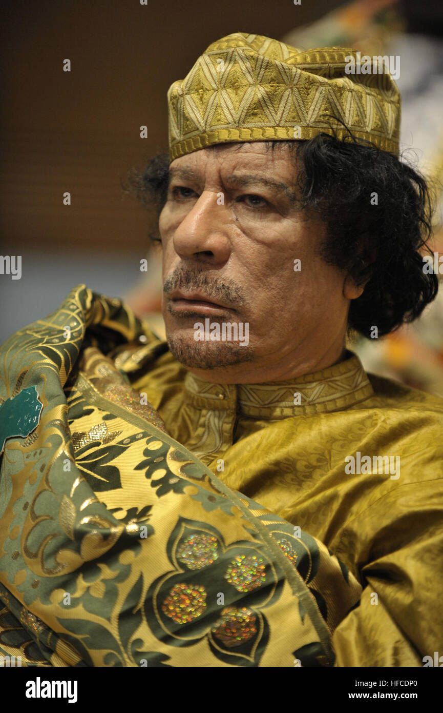 Muammar Qaddafi, libyschen Staatschef, besucht die 12. Gipfel der Afrikanischen Union in Addis Abeba, Äthiopien, 2. Februar 2009. Gaddafi wurde zum Vorsitzenden der Organisation gewählt. (Foto: U.S. Navy Mass Communication Specialist 2. Klasse Jesse B. Awalt/freigegeben) Muammar al-Gaddafi an der AU-Gipfel-LR Stockfoto