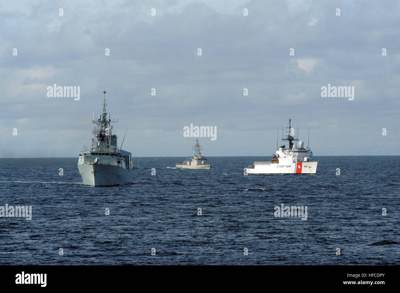 Von links, kanadische Schiff HMCS Regina (FFH-334) peruanische versenden BAP Sanchez AAS (26 CM) und US Coast Guard Cutter USCGC Thetis (WMEC 910) bewegen sich in Formation für eine Foto-Übung während PANAMAX 2007 im Pazifischen Ozean, Aug. 31. PANAMAX 2007 ist eine gemeinsame und multinationalen Übung zugeschnitten auf die Verteidigung des Panama-Kanals mit zivilen und militärischen Kräfte aus der Region. Multi-nationalen Kräfte Zug im Pazifik während PANAMAX 2007 55454 Stockfoto