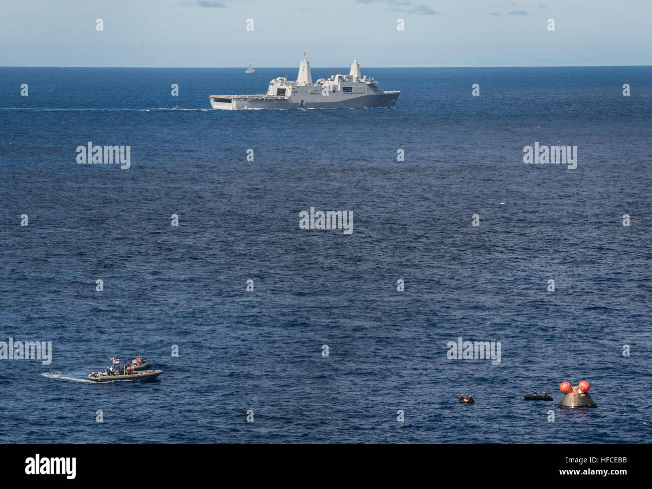 Marine Taucher zugewiesen, Explosive Ordnance Mobile Abfallbehälter 11 und Flotte bekämpfen Kamera Pacific legen eine Anhängevorrichtung an die NASA Orion Crew Modul "Kummet". Die amphibious Transport Dock USS Anchorage (LPD 23) führt derzeit der erste Testflug der Erforschung für die NASA Orion-Programm.  EFT-1 ist die fünfte am Meer Testen des Moduls Orion Crew eine Marine gut Deck-Recovery-Methode verwenden. (U.S. Navy Photo by Massenkommunikation Spezialist 1. Klasse Charles White/freigegeben) NASA-Orion-Programm 141205-N-GO855-804 Stockfoto