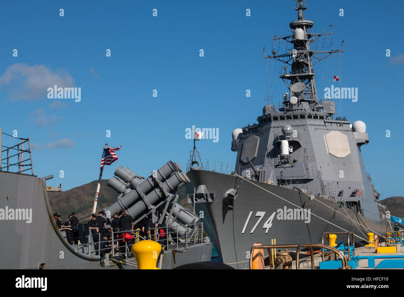 APRA Hafen, Guam (4. März 2016) – Ausübung der japanischen Zerstörer JS Kirishima (DD-174) sitzt im Tango Wharf neben dem US-Lenkflugkörper Kreuzer USS Chancellorsville (CG-62) in Apra Harbor, US Naval Base Guam, kurzzeitig im Hafen vor der bilateralen Multi-Segel 2016 (MS-16). Zehn total Marine Überwasserschiffe zugewiesen für die amerikanischen und japanischen marinen kamen im Hafen Apra Harbor, erhöhen die Gesamtzahl der Haus-portiert und besuchen Schiffe an der Basis bis 20 und markiert das größte Kontingent der Schiffe in Apra Harbor in mehr als 30 Jahren. (Freigegeben/Jeff Landis, Major, USM Stockfoto