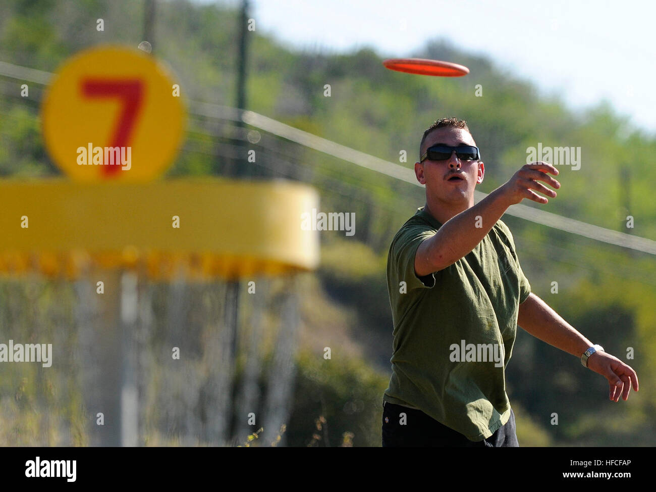 Petty Officer 2. Klasse Zachary Bunz, eine Inhaftierung Anlage Wache bereitgestellt, Joint Task Force Guantanamo, wirft eine Scheibe auf ein Korb Ziel während des Spielens Disc-Golf in Naval Station Guantanamo Bay. Indoor und Outdoor-Sportarten sind ein Moral-Booster für viele Soldat innen JTF Guantanamo bereitgestellt. (Foto: U.S. Navy Mass Communications Specialist 1. Klasse Marcos T. Hernandez/freigegeben) Naval Station Guantanamo Bay 251791 Stockfoto