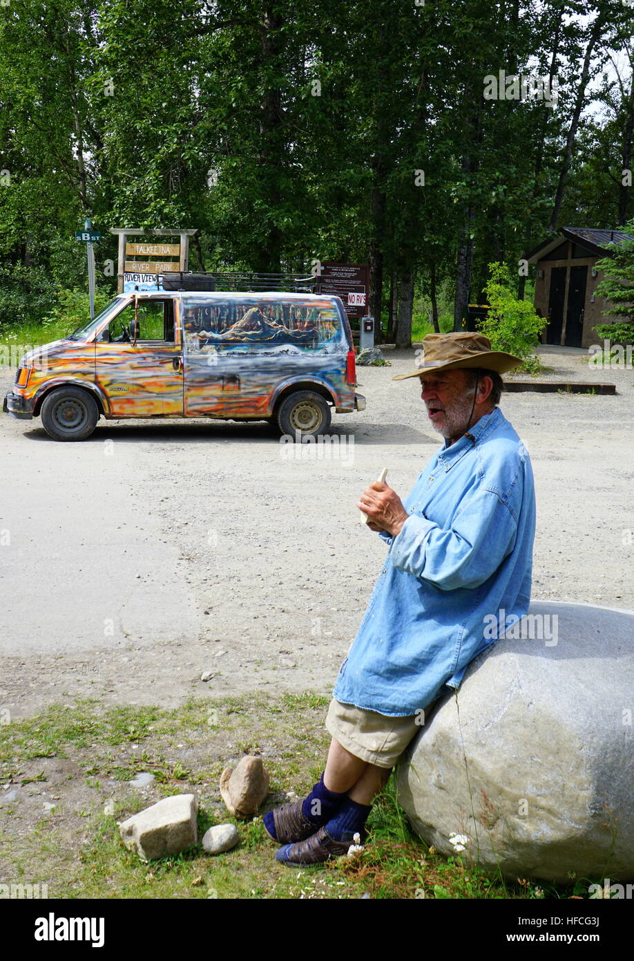 Ein lokaler Mann auf einem Felsen in Talkeetna Historic District, Alaska, USA ruhen Stockfoto