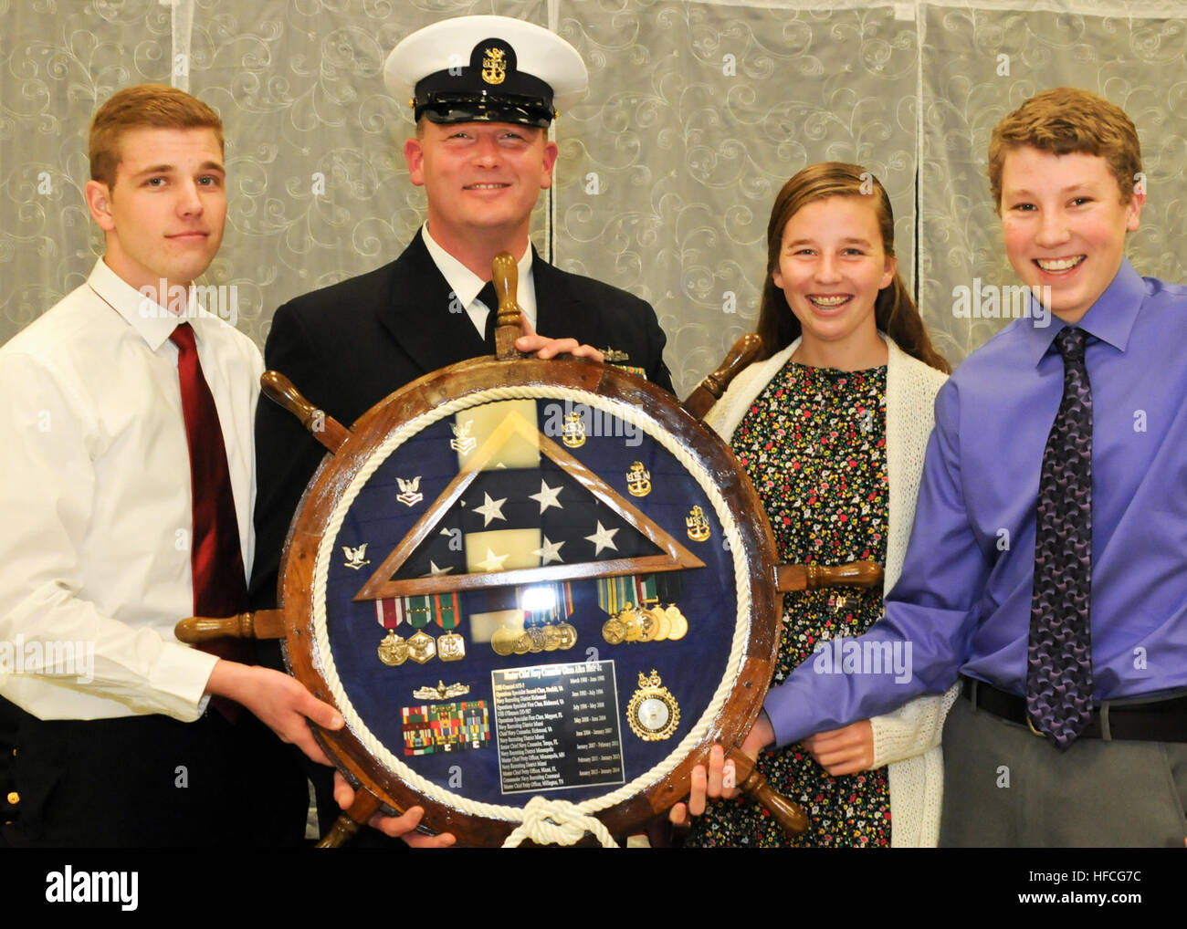 MILLINGTON, Tennessee (17. Januar 2014) Master Chief Navy Ratgeber Glenn A. Blair, trug Senior Leader für Navy Recruiting Command, zeigt eine Shadow Box gefüllt mit Artikeln aus seiner 26 Jahre Navy Karriere. Blair wird gemeinsam mit seinen Kindern. (Foto: U.S. Navy Mass Communication Specialist 3. Klasse James A. Griffin/freigegeben) Navy Recruiting SEL in den Ruhestand 140117-N-LB724-198 Stockfoto