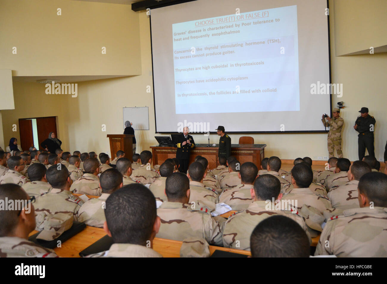 Vize-Admiral Matthew L. Nathan spricht Surgeon General der Marine und Chef, U.S. Navy Bureau of Medicine und Chirurgie für Medizinstudenten an der Armed Forces College of Medicine in Kairo. Nathan war in Ägypten, Fortschritte in der Militärmedizin und die Bedeutung von medizinischen Engagements zu diskutieren. (Foto: U.S. Navy Captain Dora Lockwood) Marine Surgeon General in Kairo 150220-N-XX999-0010 Stockfoto