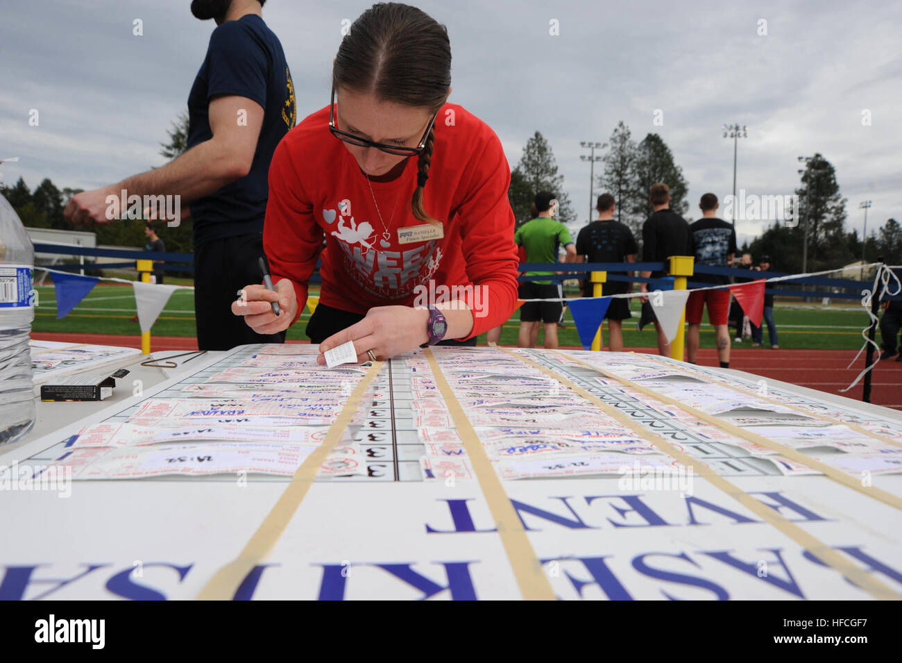 150212-N-OO032-040 SILVERDALE, waschen (12. Februar 2015) - Danielle Maloni, eine Moral Wohlbefinden und Erholung (MWR) Fitness Spezialist am Naval Base Kitsap (NBK), Datensätze Runner Zeiten und auf einer Anzeigetafel während NBKs Sweetheart 5 k. Die 5K beteiligt mehr als 200 Matrosen, Marines, Soldaten, Küste Gardisten, Familienmitglieder, Rentner und DoD Zivilisten; Das ist einer der 7 statt im Verlauf des Geschäftsjahrs erstellen "Fitness for Life" für die militärische Gemeinschaft bei NBK im Einklang mit der Marine-Fitness-Programm. (Foto: U.S. Navy Masse Kommunikation Spezialist Cory Asato/freigegeben) NBK-Gastgeber Stockfoto