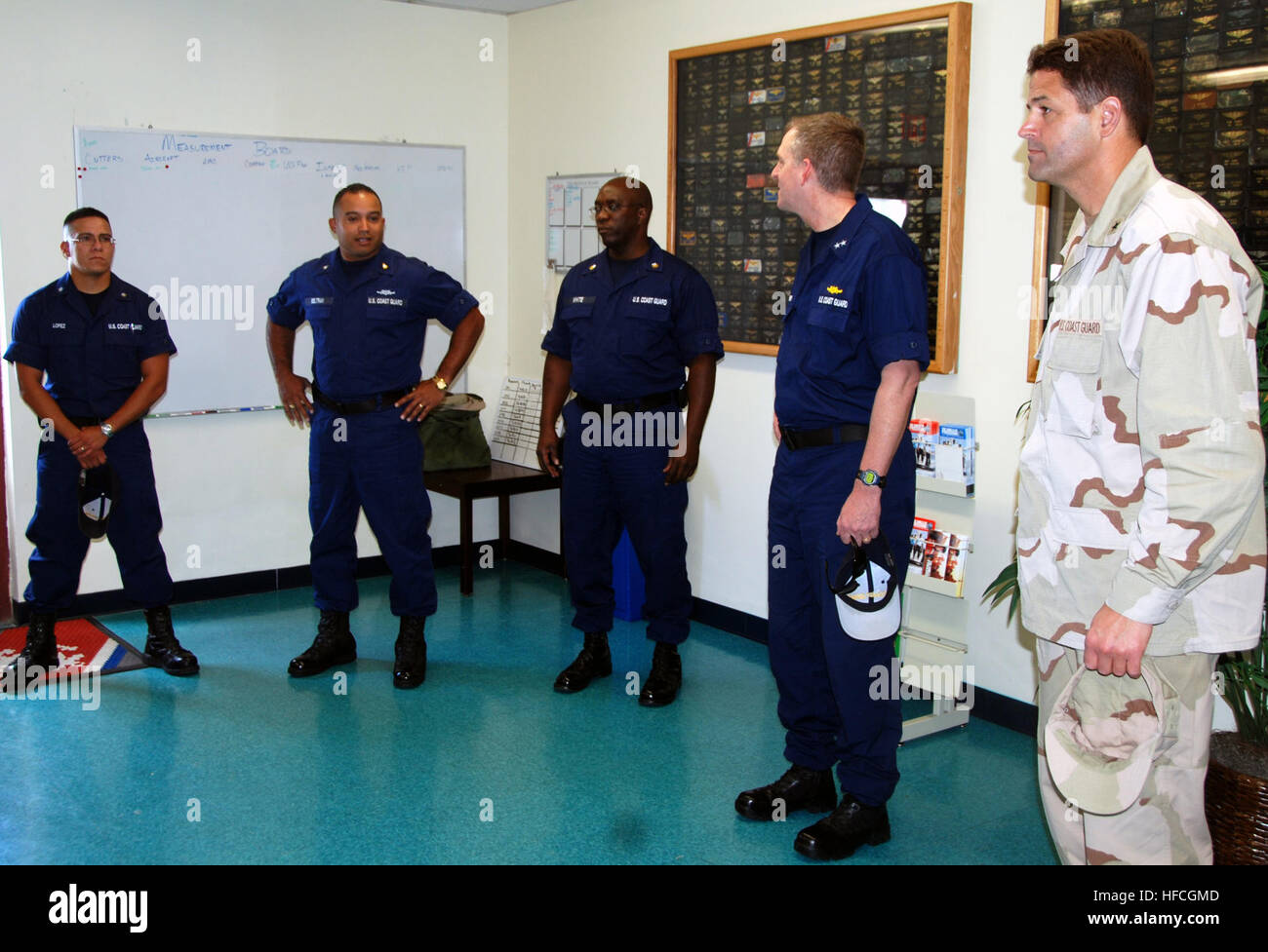 Coast Guard Rear Admiral Thomas Atkin, neu ernannte Kommandeur der Küstenwache Deployable Betriebe Gruppe, Besuche Küstenwache Personal hier, 1. April 2008. Atkin diente hier mit gemeinsamen Task Force 160 während der Haitianer/kubanischen Migranten Exodus in 1994.JTF Guantanamo führt durch sichere und humane Pflege und Obhut von Festgenommenen feindlichen Kämpfern. Die JTF führt Verhör Operationen um strategische Intelligenz zur Unterstützung der globalen Krieg gegen den Terror zu sammeln und Law Enforcement und Kriegsverbrechen Untersuchungen unterstützt. JTF Guantanamo engagiert sich für die Sicherheit und die Sicherheit der amerikanische Militärangehörige und civ Stockfoto