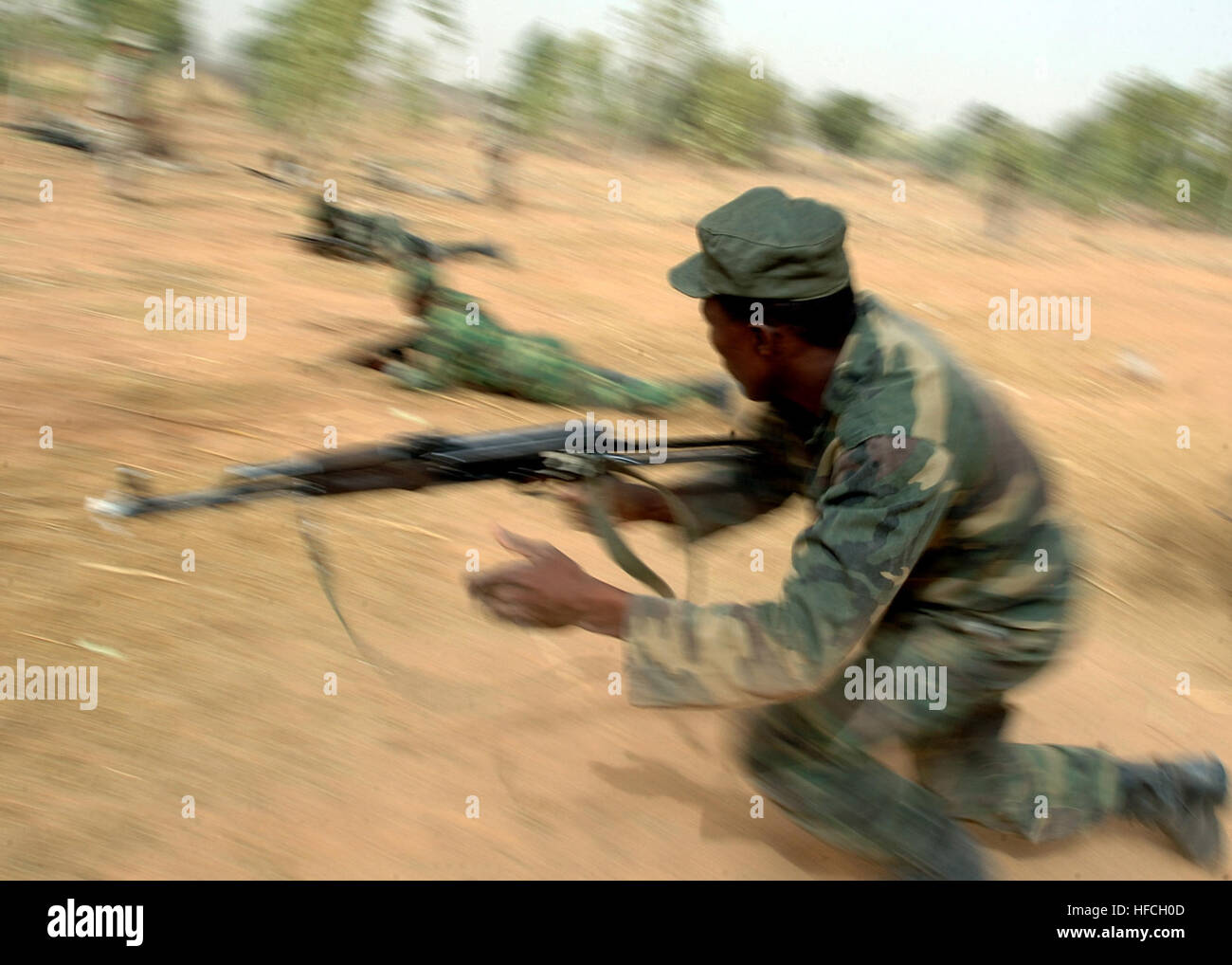 070404-N-6901L-139 (4. April 2007) Maradi, Niger.Nigerien Soldaten der 322. Parachute Regiment voraus weiterleiten in orchestrierte Bewegungen während der Gefechtsausbildung, die von US-Armee Soldaten aus dem 1. Bataillon, 10. Special Forces Group (Airborne) Haus-gegründetes in Stuttgart, Deutschland, zur Operation Steinschloss 2007 erleichtert wird... das Hauptaugenmerk der Betrieb Steinschloss soll einen interaktiven Austausch von militärischen, sprachlichen und interkulturellen Kompetenzen für beide Nationen. US Special Operations zwingt abhängig die Fähigkeit zur Schnittstelle mit ausländischer Streitkräfte, in denen diese Schulung ist Stockfoto