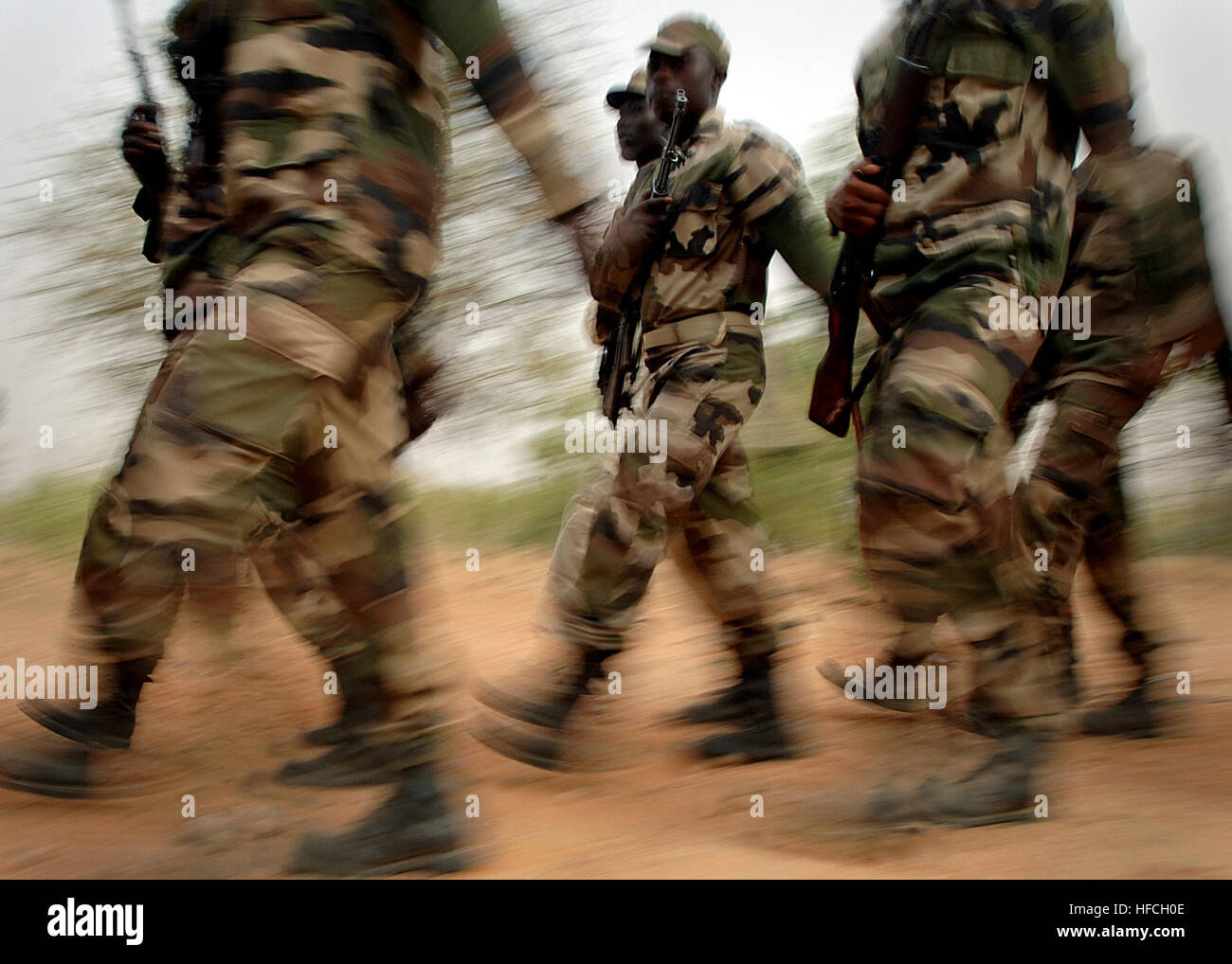 070405-N-6901L-003 (5. April 2007) Maradi, Niger.A Bildung der nigrischen Soldaten aus der 322. Parachute Regiment Marsch zu einer Trainings-Website wo sie Kampffertigkeiten von US-Armee Soldaten vom 1. Bataillon, 10. Special Forces Group (Airborne) Haus in Stuttgart, Deutschland, während der Operation Steinschloss 2007 gegründetes lernen... das Hauptaugenmerk der Betrieb Steinschloss soll einen interaktiven Austausch des Militärs , sprachliche und interkulturelle Kompetenzen für beide Nationen. US Special Operations zwingt hängen die Fähigkeit, mit ausländischer Streitkräfte, in denen diese Ausbildung soll, Schnittstelle Stockfoto
