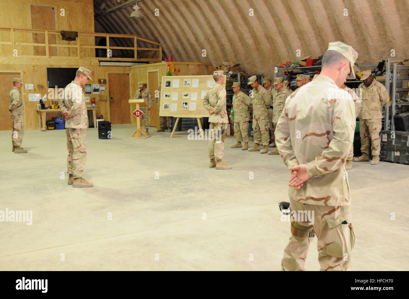 Seabees, Naval Mobile Bau-Bataillon 11 zugewiesen Gedenken der Schlacht um Midway auf seinen 70. Geburtstag und beugen ihre Häupter in Ehrfurcht als Kaplan, Lt. j.g.  Brian E. Myers aus New London, Ohio, spricht ein Gebet zu Ehren des jene Segler, die in der Schlacht um Midway stattfand, 4. bis 7. Juni 1942, und gilt als einen wichtigen Wendepunkt im Pazifik während des zweiten Weltkrieges kämpften.  Gridley in Gulfport, Mississippi, ist NMCB-11 in Afghanistan durchzuführen allgemein, Mobilität, Überlebensfähigkeit engineering Operations, defensiven Operationen, Afghan National Army Partnerschaft und Det bereitgestellt. Stockfoto