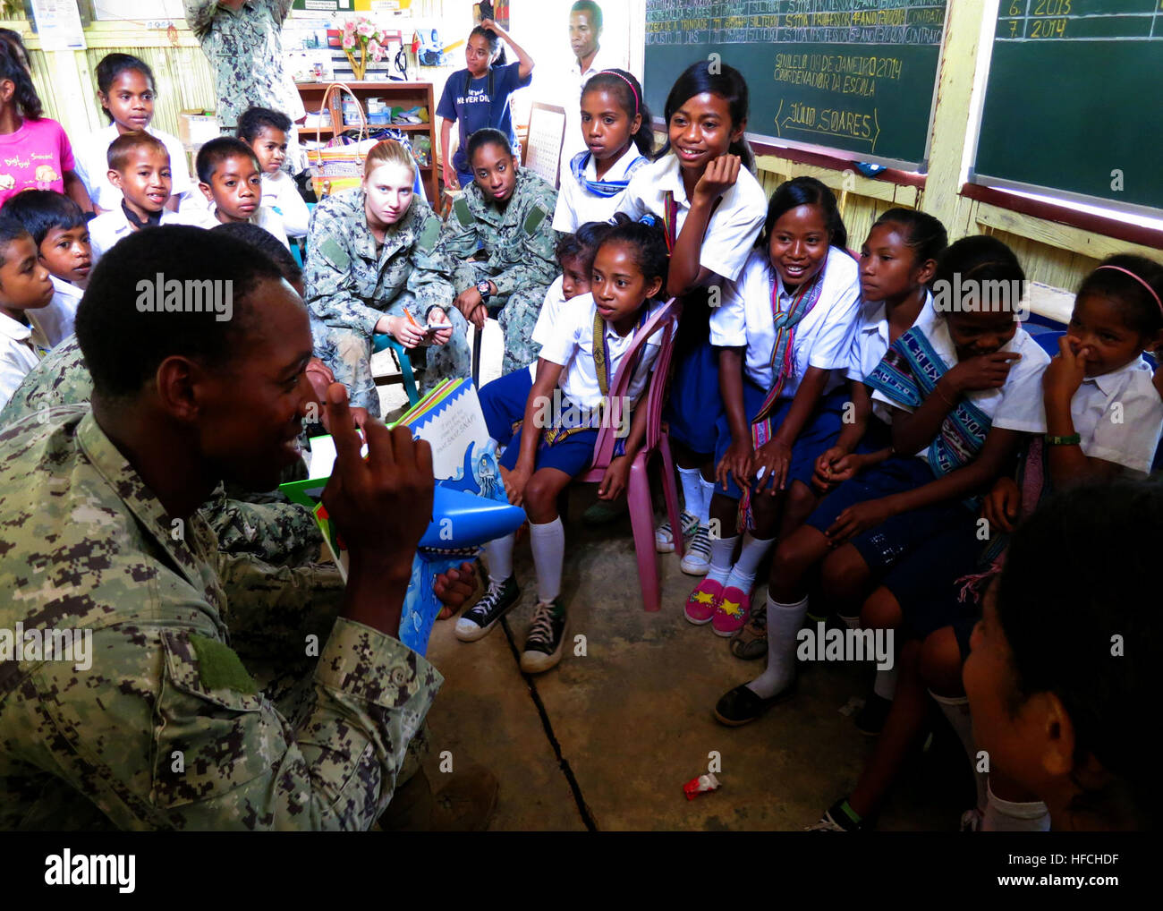 Stahlarbeiter, die 3. Klasse Calvin Johnson zugewiesen, Naval Mobile Bau Bataillon (NMCB) 3 Timor-Leste Bau Civic Aktion Detail (CCAD) für Studierende an der Escola Basiki Similesu Primary School liest. Die Schüler erhielten mehr als 600 Kinderbücher, die Schule von Timor-Leste Präsident Taur Matan Ruak und Seabees aus NMCB 3 CCAD vorgestellt. NMCB 3 ist ein wesentlicher Bestandteil der US-Strategie für Maritime, Angaben in Yokosuka, Japan, Okinawa und Atsugi bereitgestellt; Chinhae, Republik Korea; China See und Insel San Clemente, Kalifornien; Timor-Leste, Tonga, Kambodscha und die Re Stockfoto