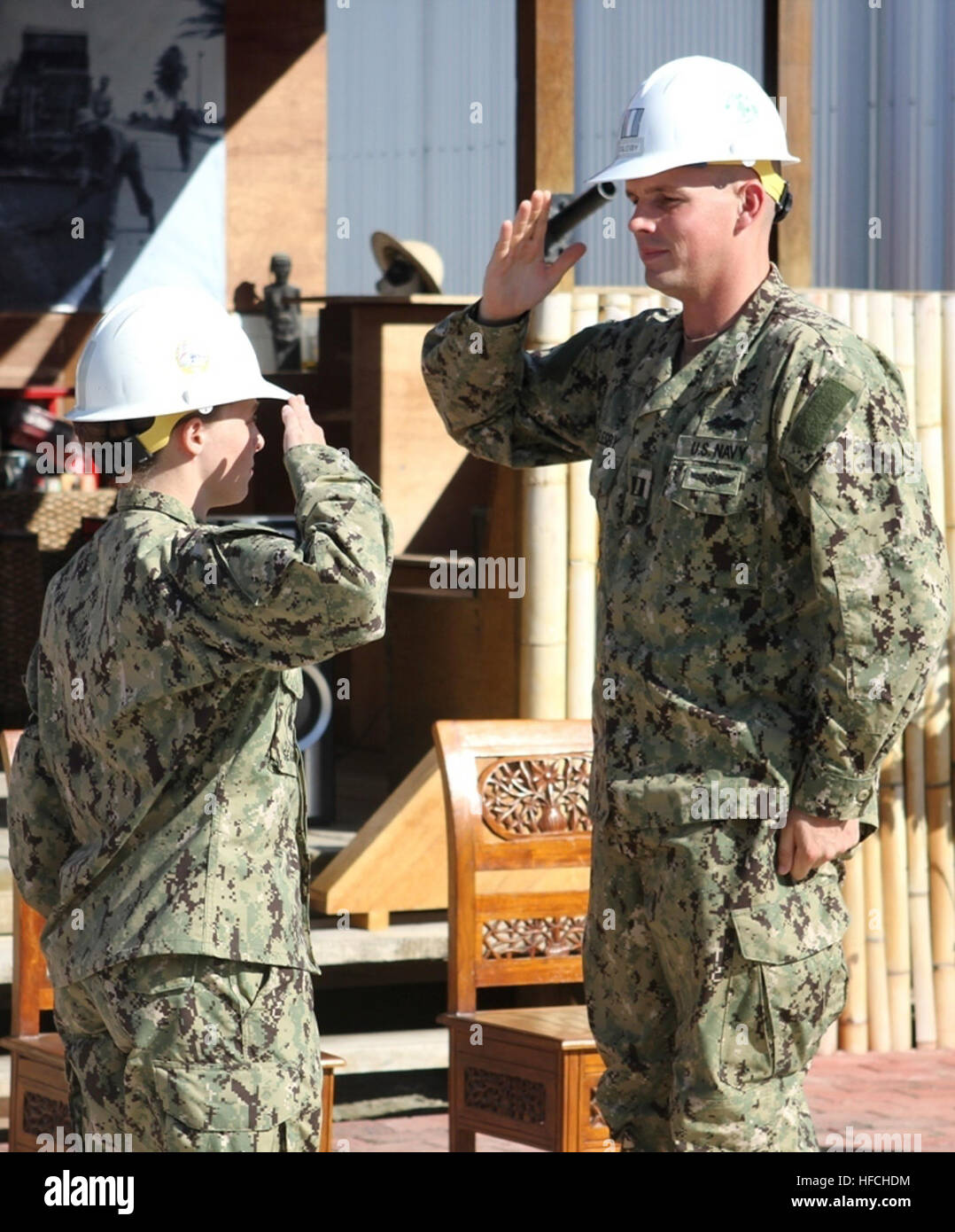 Naval Mobile Bau Bataillon (NMCB) 3 Timor-Leste Ablösung Officer-in-Charge (OIC) Navy Lt. Brent Oglesby, Recht, lindert offiziell NMCB 5 OIC ens Heidi Lawrenz während einer Change-of-Charge Zeremonie Aug. 9 im Camp Lenhoff in Dili, Osttimor. "Besser als beste" Team ist derzeit im Einsatz auf der pazifischen Region zu helfen, die timoresische Regierung zwei Grundschule Gebäude ausgedehnt, neues Dach, Türen, Fenster, allgemeine Reparaturen zu rehabilitieren, zu konstruieren, eine Latrine Einrichtung, Küche und Build Fechten. NMCB 3 helfen auch beim Bau von einer Rock-Anlegestelle an der Timo verwendet werden Stockfoto