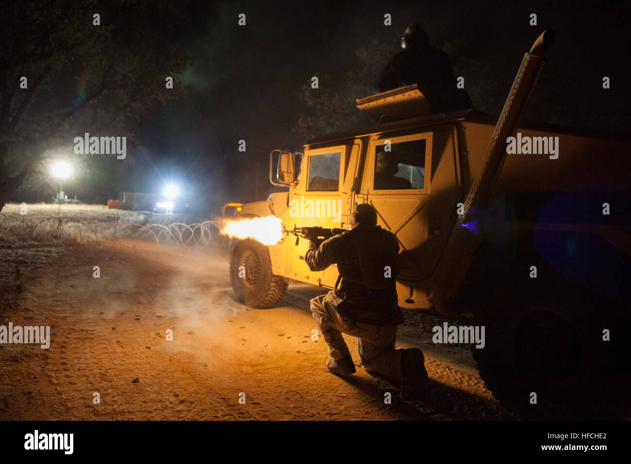 151009-N-HA376-120 FORT HUNTER LIGGETT, Kalifornien (9. Oktober 2015) – Seabees, zugewiesen, Naval Construction Group (NCG) 1 und Naval Mobile Bau-Bataillon (NMCB) 5, Feuer simulierten Munition bei NMCB 4 Kontrolle Einstiegspunkt und wirkt gleichzeitig als Aggressoren während des Bataillons Feld Übung. NMCB 4 führt expeditionary Bau unter Auswertung von Naval Construction Group (NCG) 1 im Rahmen von ihrem Heimathafen Trainingszyklus. (US Navy Foto von Chief Masse Kommunikation Spezialist Lowell Whitman/freigegeben) NMCB 4 letzte schützende Feuer 151009-N-HA376-120 Stockfoto