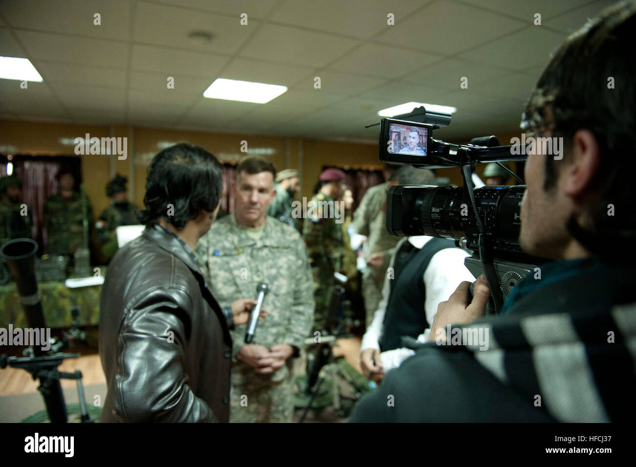 Generalleutnant William B. Caldwell IV, Kommandant der NATO Training Mission - Afghanistan, zusammen mit seinem stellvertretenden Kommandanten hielt eine Pressekonferenz mit afghanischen nationalen Armee-Kommandos und afghanischen zivilen Ordnungspolizei für lokale und internationale Presse, Mittwoch, Jan. 5 Fragen. NTM-A Gastgeber Pressekonferenz 355229 Stockfoto