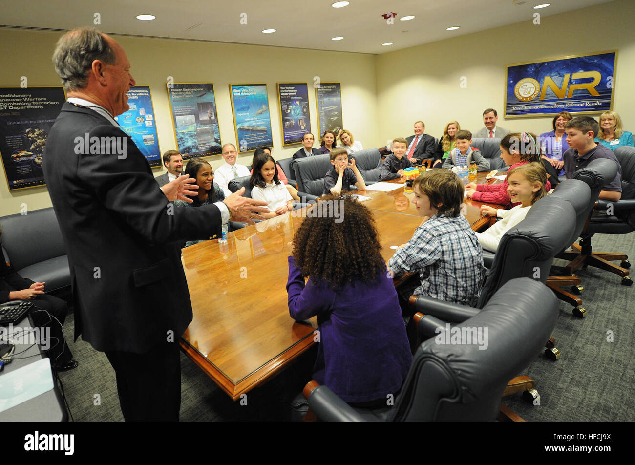 Dr. Robert Ballard, Meeresforscher und Direktor des Center for Ocean Exploration an der University of Rhode Island Graduiertenschule der Ozeanographie, Besuche mit Kindern des Office of Naval Research Mitarbeiter bei ONR. Ballard ist bekannt für seine Erforschung des Wracks der RMS Titanic. Er begann seine Beziehung mit ONR als Marinereserve Offizier als wissenschaftliche Verbindung zu ONR Niederlassung in Boston und die Zuordnung zu der Woods Hole Oceanographic Institution zugeordnet. (Foto: U.S. Navy John F. Williams) Office of Naval Research 120418-N-PO203-056 Stockfoto