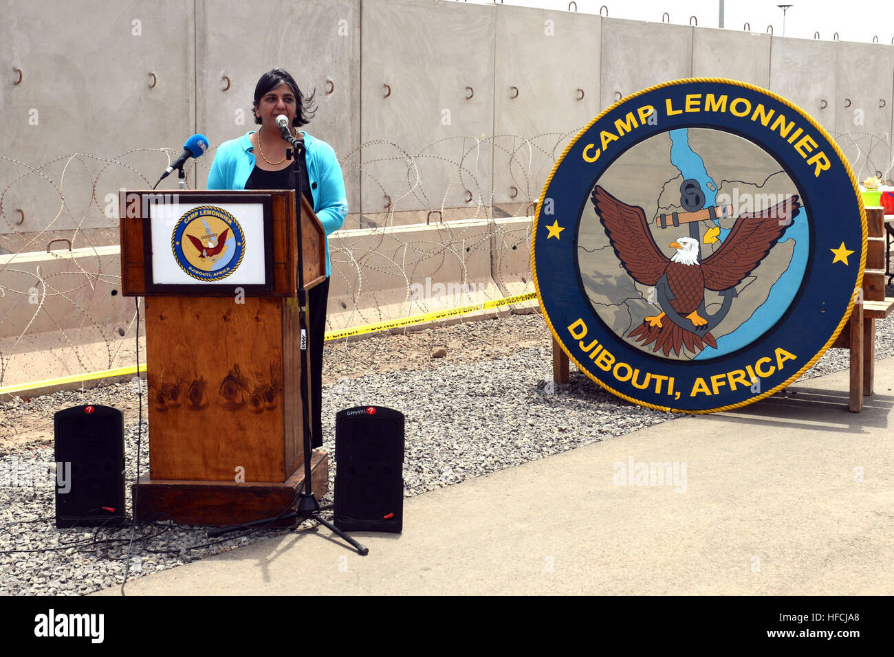 Geeta Pasi, US-Botschafter in Dschibuti, befasst sich mit eine Gruppe von Rücksendung Arbeitnehmer im Rahmen einer Feierstunde begrüßen mehr als 1.000 Mitarbeiter wieder zur Arbeit bei Camp Lemonier, Dschibuti, 7. August 2013. Der Arbeitnehmer werden in den nächsten Wochen zurück. (Foto: U.S. Navy Petty Officer 1st Class Tom Ouellette) Beamten willkommen Mitarbeiter wieder an die 130807-N-IZ662-112 Arbeit Stockfoto