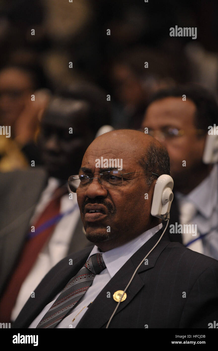 Omar Hassan Ahmad al-Bashir, Präsident des Sudan, sitzt im Plenarsaal des Zentrums der Vereinten Nationen-Konferenz in Addis Abeba, Äthiopien, während der 12. Gipfel der Afrikanischen Union 2. Februar 2009. Die Versammlung billigte das Kommuniqué, ausgestellt von der Friedens- und Sicherheitsrat der Afrikanischen Union, den Prozess initiiert durch den internationalen Strafgerichtshof zu Bashir anzuklagen zu verschieben. (Foto: U.S. Navy Mass Communication Specialist 2. Klasse Jesse B. Awalt/freigegeben) Omar al-Bashir, 12. AU-Gipfel 090202-N-0506A-724 Stockfoto