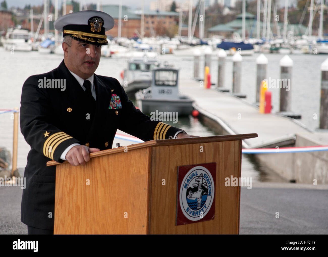 121121-N-AE328-010-EVERETT, Washington (21. November 2012) Naval Station Everett (NSE), befehlshabender Offizier Captain Michael J. Coury, spricht bei der Eröffnungsfeier für ein neues Handwerk Start Dock auf NSE. Einspurige Handwerk Start Dock wurde speziell entwickelt, um sicherzustellen, dass effiziente Betriebsabläufe für NSE Hafen Sicherheit Boote. Das Dock wird NSE reagieren besser auf Sicherheitsbedrohungen, Boot Rettungseinsätze, Anti-Terror-Bemühungen und Umweltbelange ermöglichen. (Foto: U.S. Navy Mass Communication Specialist 2. Klasse Nathan Lockwood/freigegeben) Eröffnungsfeier zum Start dock 12112 Stockfoto